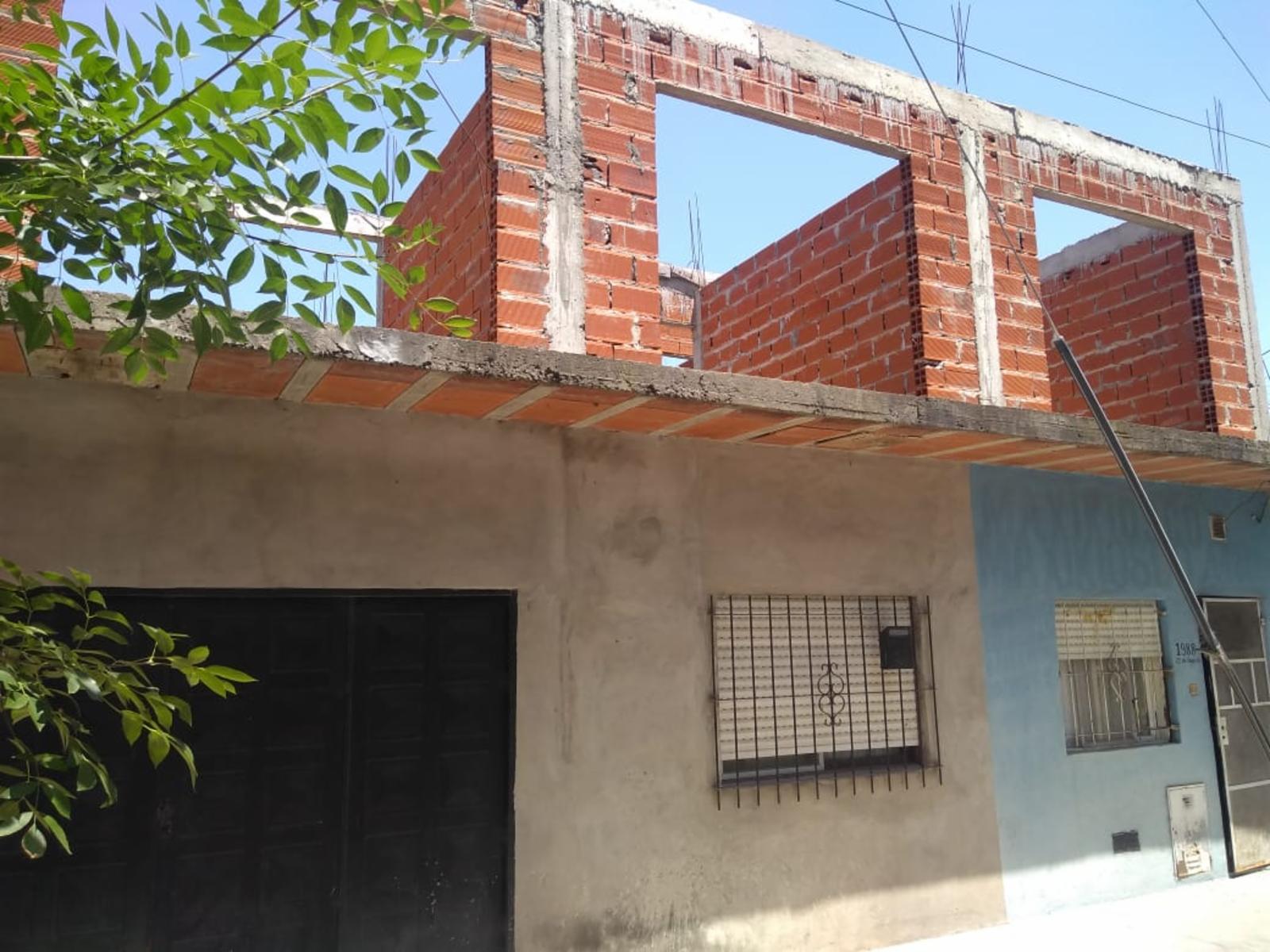 EXCELENTE PROPIEDAD DOS DORMITORIOS COCINA COMEDOR LAVADERO PATIO CASA ANTIGUA AL FONDO Y CASA DE TRES AMBIENTES A TERMINAR EN TERRAZA — foto 2