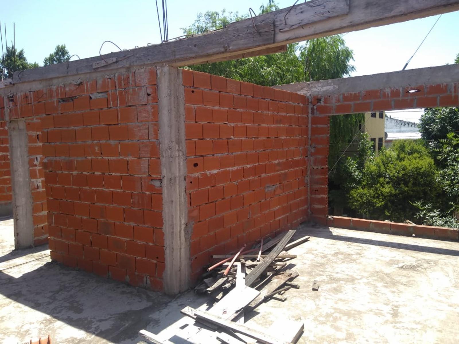 EXCELENTE PROPIEDAD DOS DORMITORIOS COCINA COMEDOR LAVADERO PATIO CASA ANTIGUA AL FONDO Y CASA DE TRES AMBIENTES A TERMINAR EN TERRAZA — foto 4