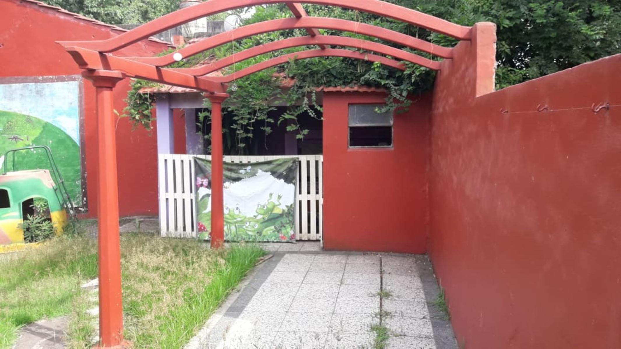 EXCELENTE PROPIEDAD DE CUATRO AMBIENTES SOBRE LOTE TERRENO DE 300 METROS CUADRADOS — foto 2