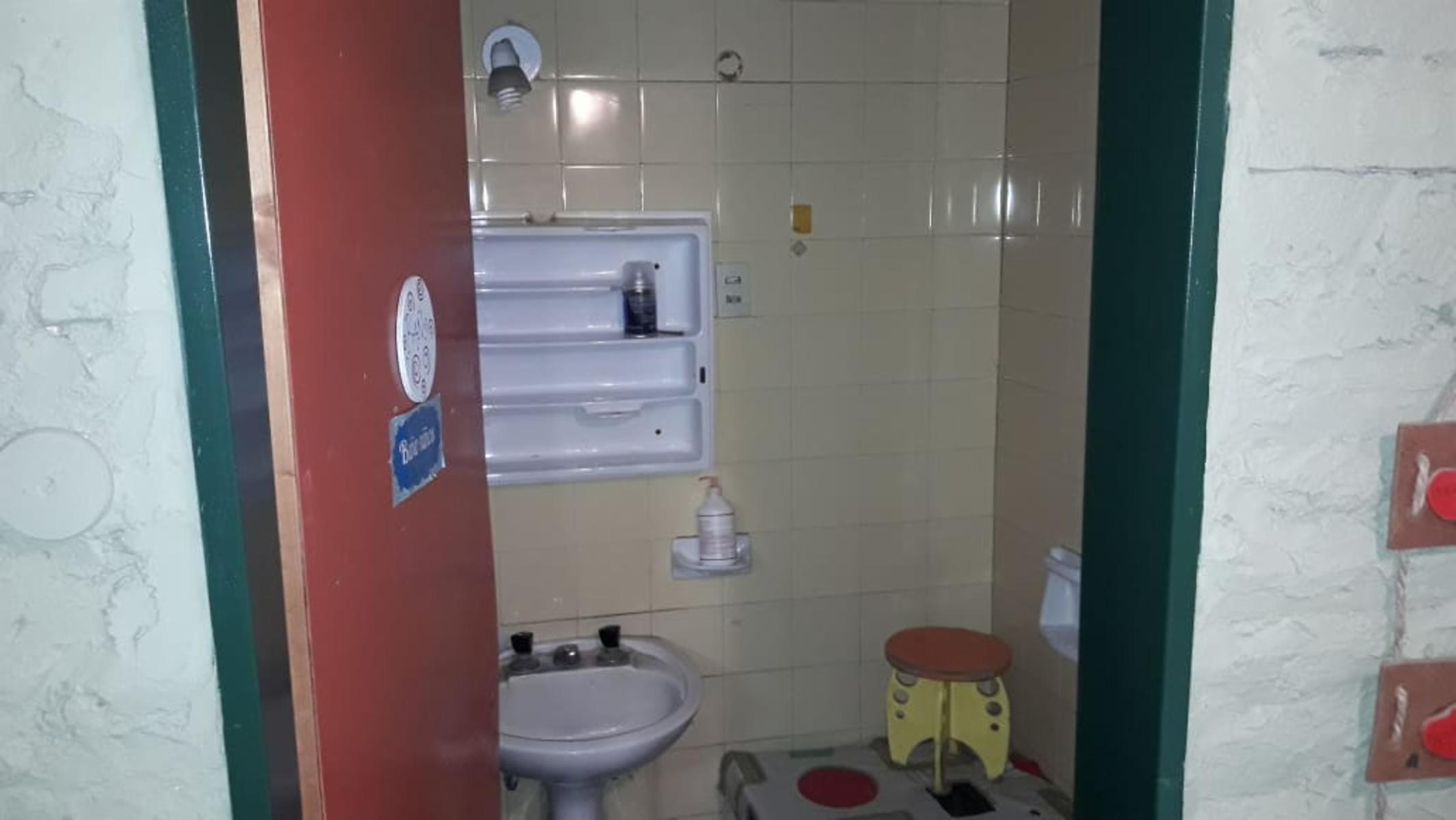 EXCELENTE PROPIEDAD DE CUATRO AMBIENTES SOBRE LOTE TERRENO DE 300 METROS CUADRADOS — foto 11