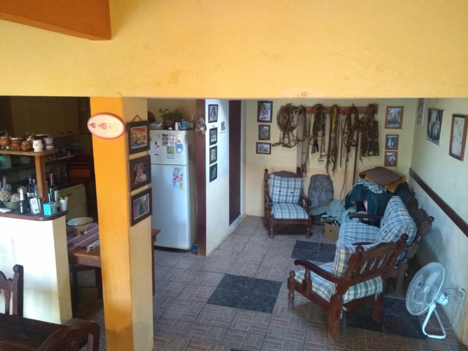 EXCELENTE PROPIEDAD DE TRES AMBIENTES CON GALPÓN PATIO Y ENTRADA DE AUTO — foto 3