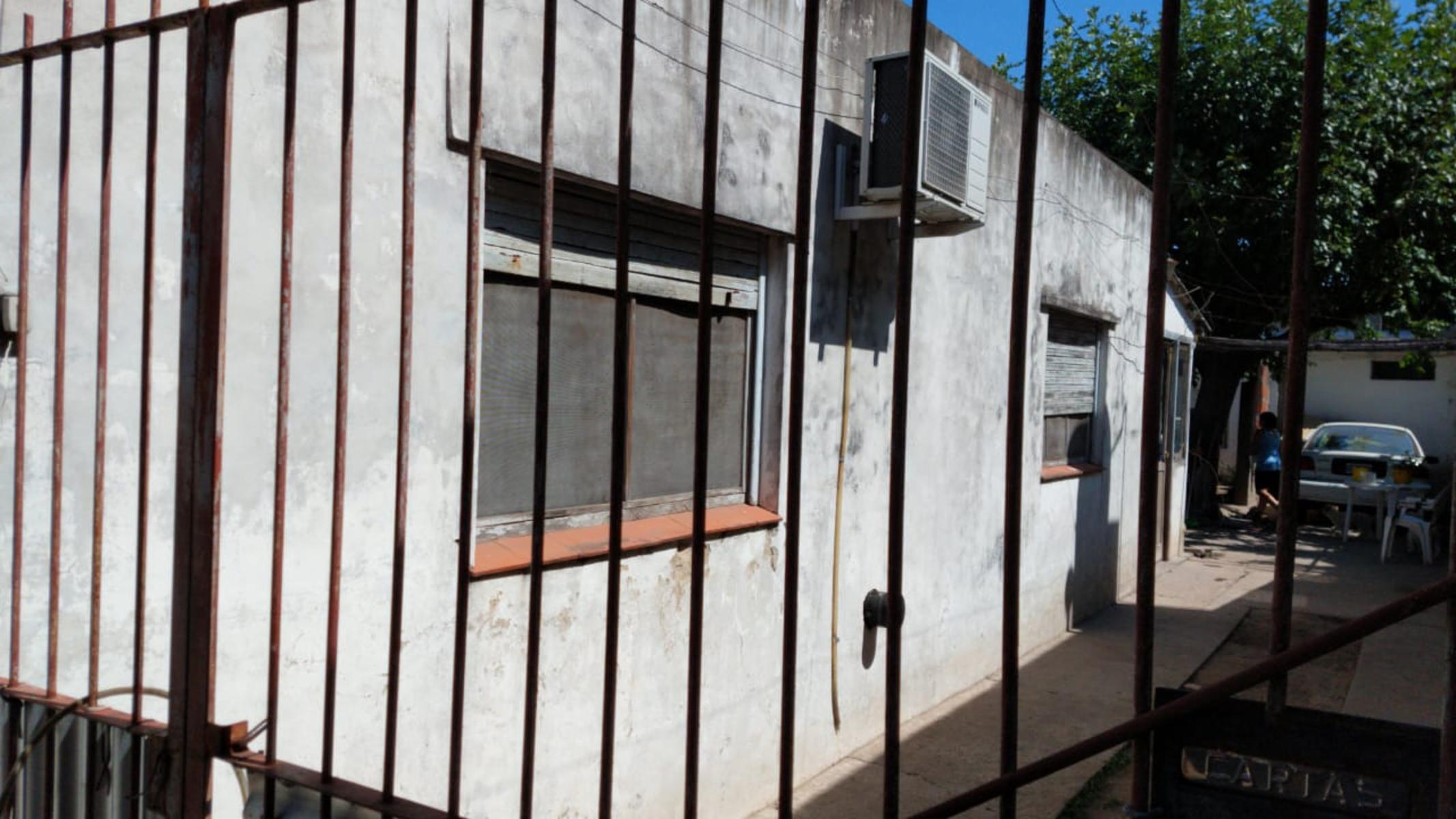 EXCELENTE CASA MULTIFAMILIAR AL FRENTE CASA TRES AMBIENTES CON PATIO Y ENTRADA DE AUTO Y AL FONDO CASA DOS AMBIENTES AMPLIO — foto 3