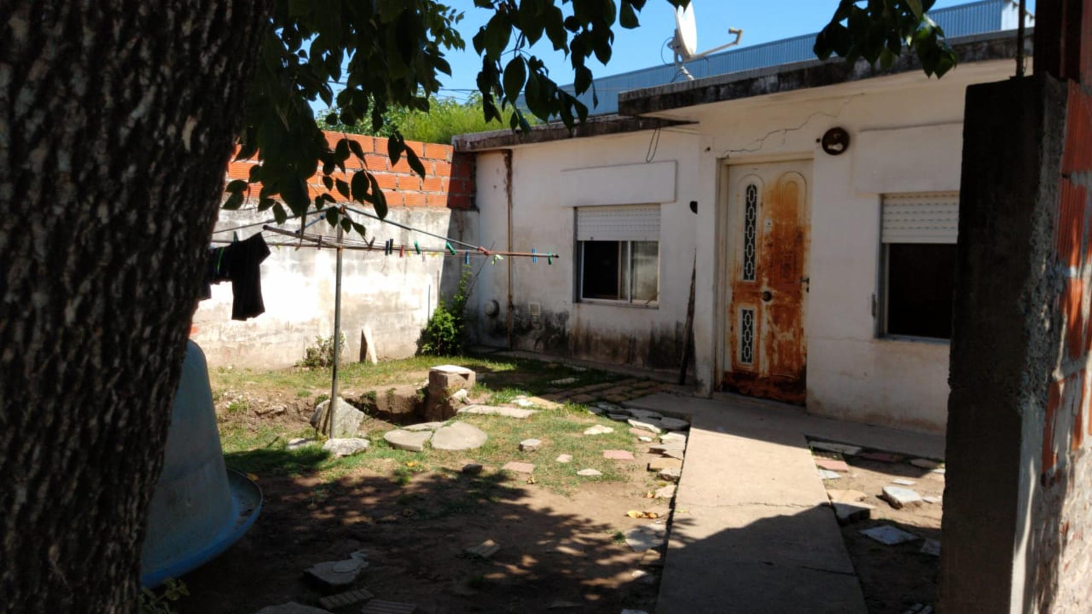 EXCELENTE CASA MULTIFAMILIAR AL FRENTE CASA TRES AMBIENTES CON PATIO Y ENTRADA DE AUTO Y AL FONDO CASA DOS AMBIENTES AMPLIO — foto 4