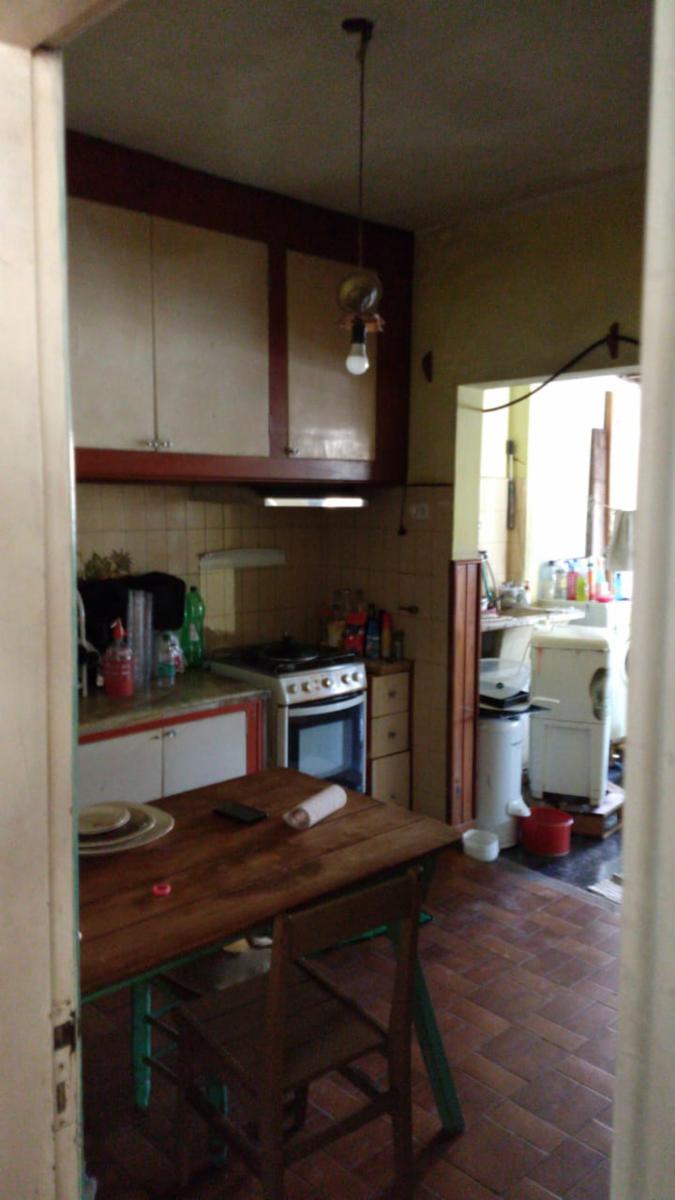 EXCELENTE CASA MULTIFAMILIAR AL FRENTE CASA TRES AMBIENTES CON PATIO Y ENTRADA DE AUTO Y AL FONDO CASA DOS AMBIENTES AMPLIO — foto 6