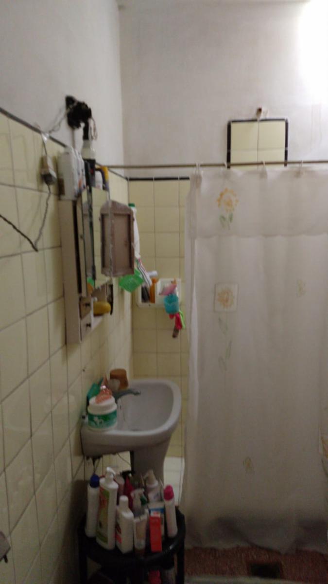 EXCELENTE CASA MULTIFAMILIAR AL FRENTE CASA TRES AMBIENTES CON PATIO Y ENTRADA DE AUTO Y AL FONDO CASA DOS AMBIENTES AMPLIO — foto 7