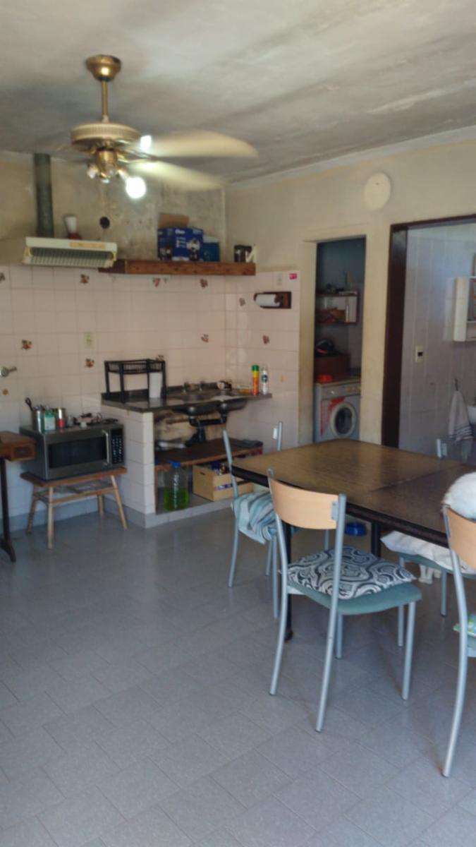 EXCELENTE CASA MULTIFAMILIAR AL FRENTE CASA TRES AMBIENTES CON PATIO Y ENTRADA DE AUTO Y AL FONDO CASA DOS AMBIENTES AMPLIO — foto 12