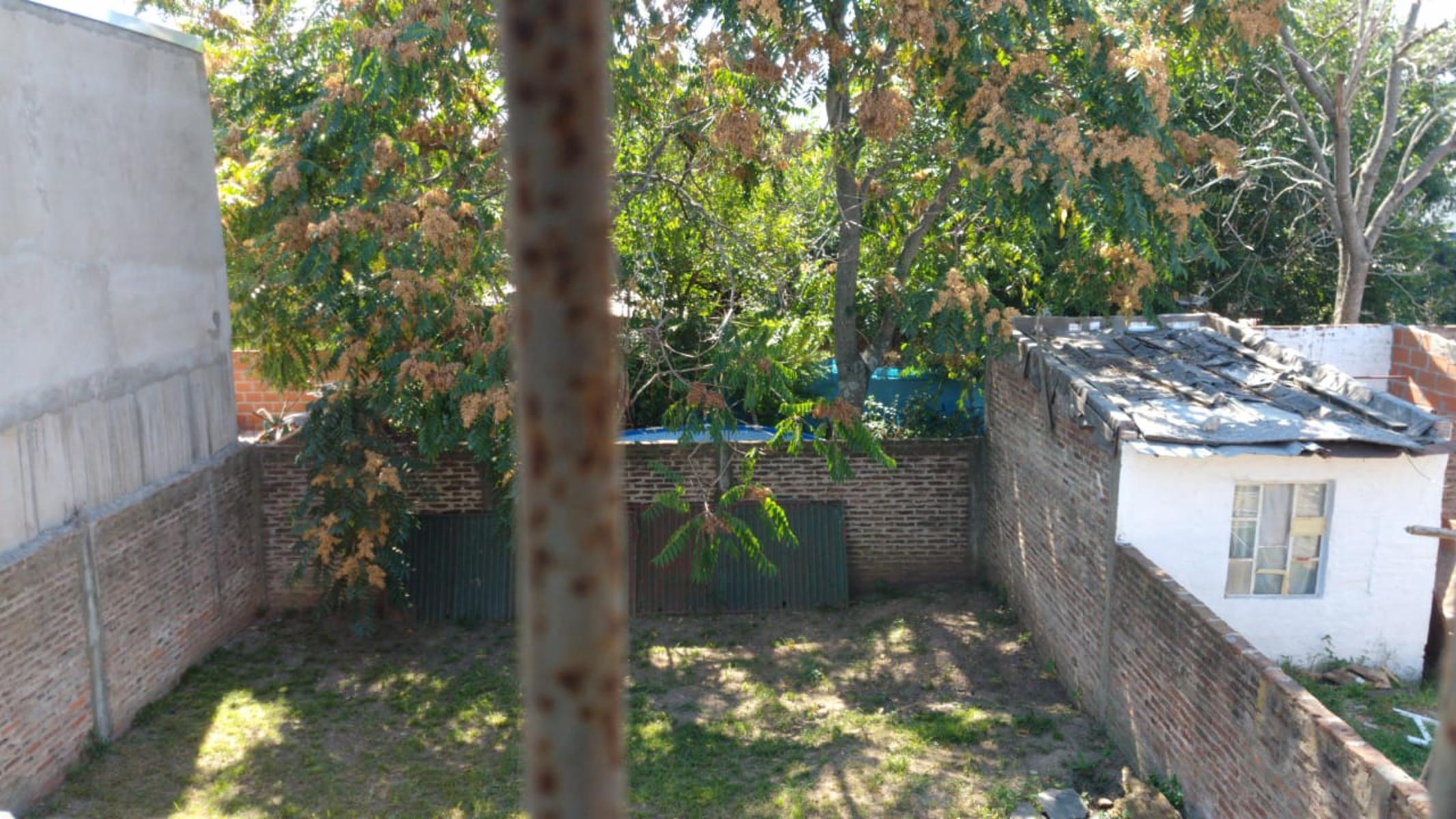 EXCELENTE PROPIEDAD DE CUATRO AMBIENTES JARDIN PATIO Y FONDO LIBRE — foto 2