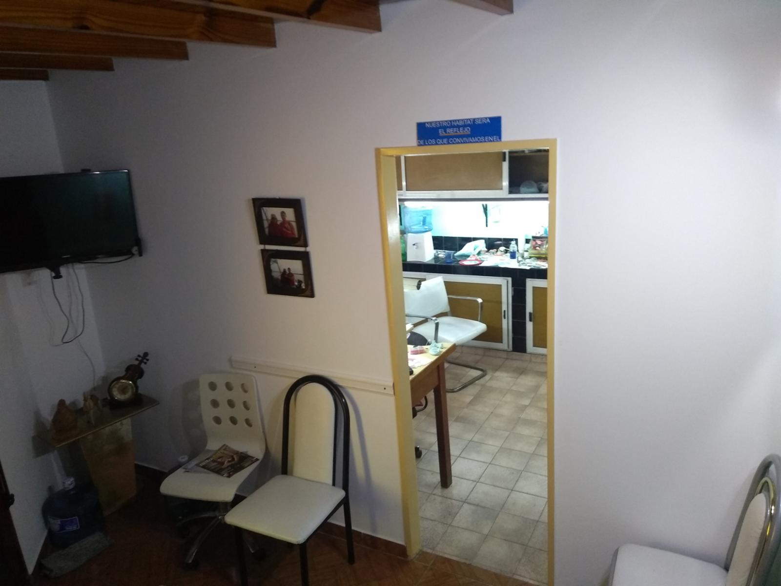 EXCELENTE PROPIEDAD MULTIFAMILIAR CON QUINCHO CUBIERTO PATIO TERRAZA Y GARAGE — foto 3