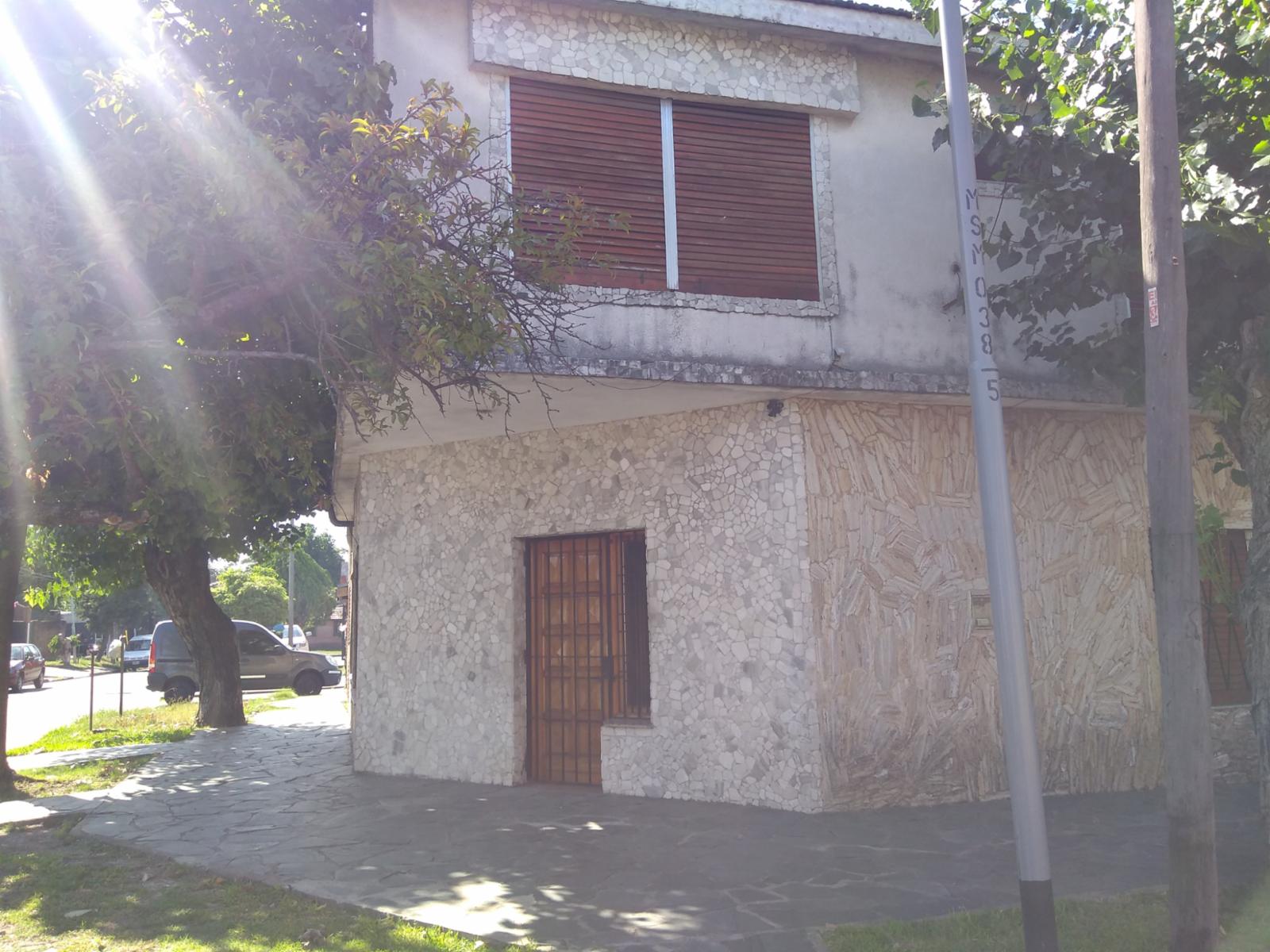 EXCELENTE PROPIEDAD MULTIFAMILIAR CON QUINCHO CUBIERTO PATIO TERRAZA Y GARAGE — foto 4