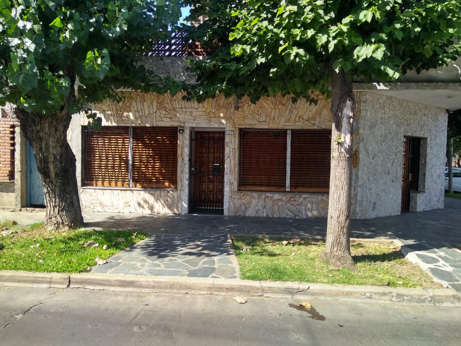 EXCELENTE PROPIEDAD MULTIFAMILIAR CON QUINCHO CUBIERTO PATIO TERRAZA Y GARAGE — foto 6