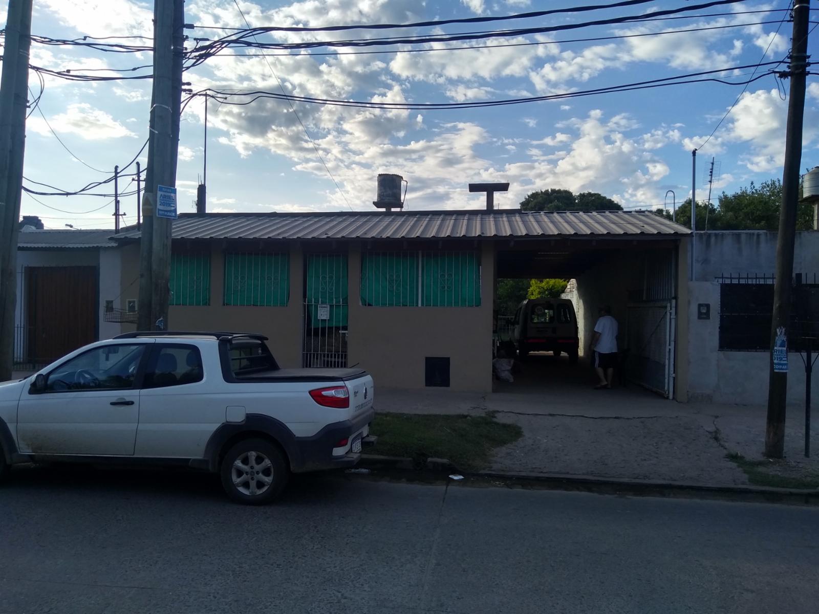 EXCELENTE PROPIEDAD CASA DE TRES AMBIENTES CON LOCAL COMERCIAL ENTRADA DE AUTO PATIO Y FONDO LIBRE