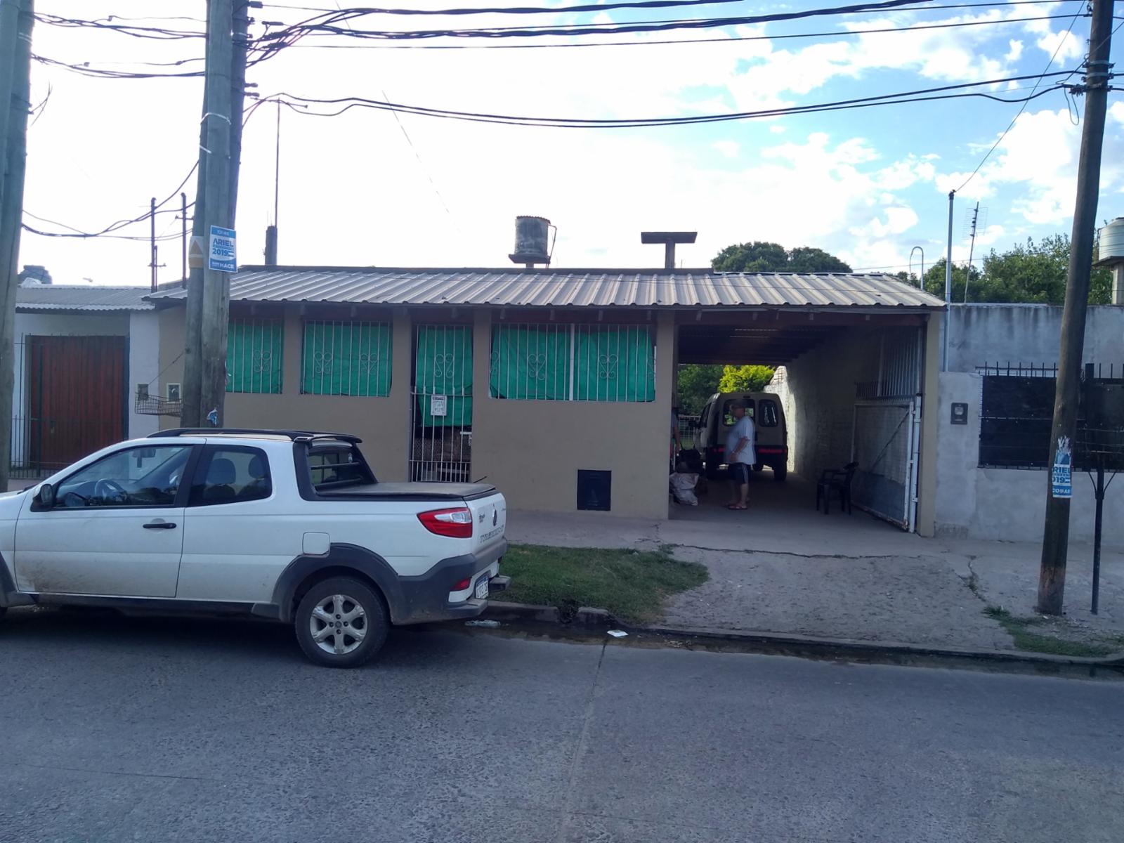 EXCELENTE PROPIEDAD CASA DE TRES AMBIENTES CON LOCAL COMERCIAL ENTRADA DE AUTO PATIO Y FONDO LIBRE — foto 2