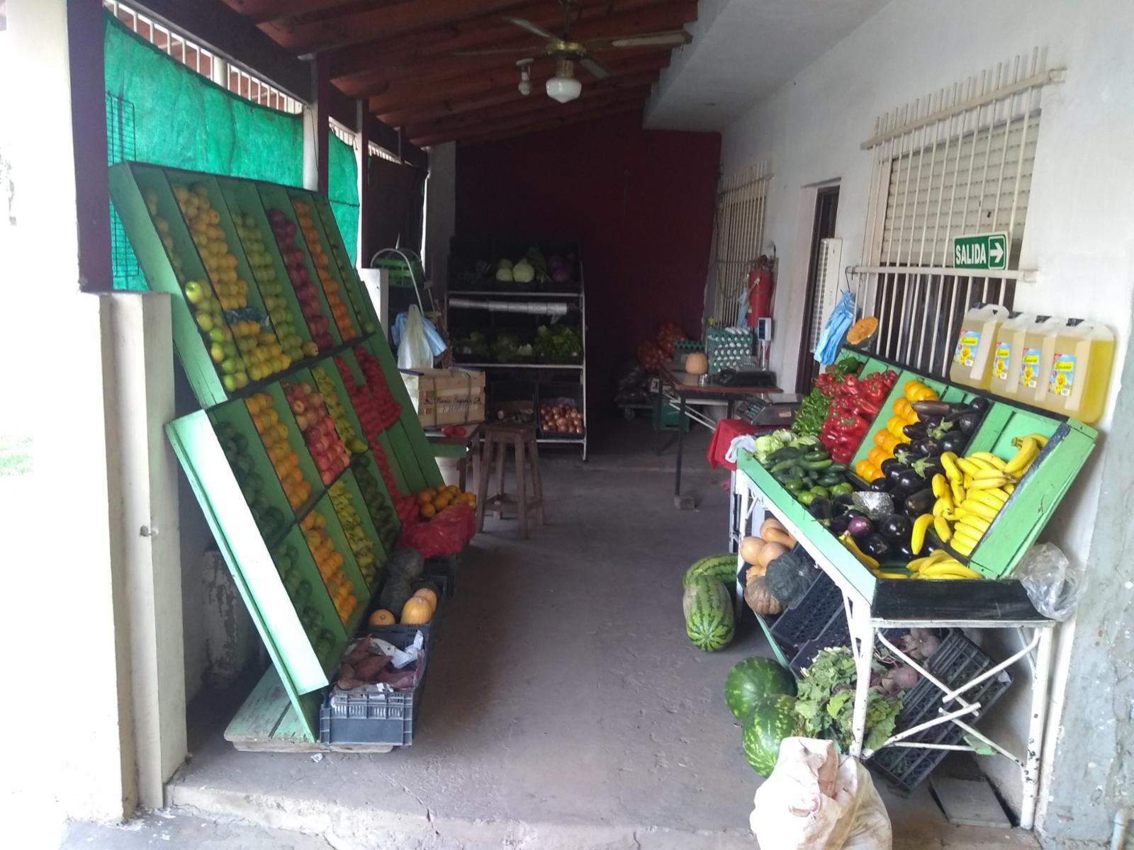EXCELENTE PROPIEDAD CASA DE TRES AMBIENTES CON LOCAL COMERCIAL ENTRADA DE AUTO PATIO Y FONDO LIBRE — foto 3
