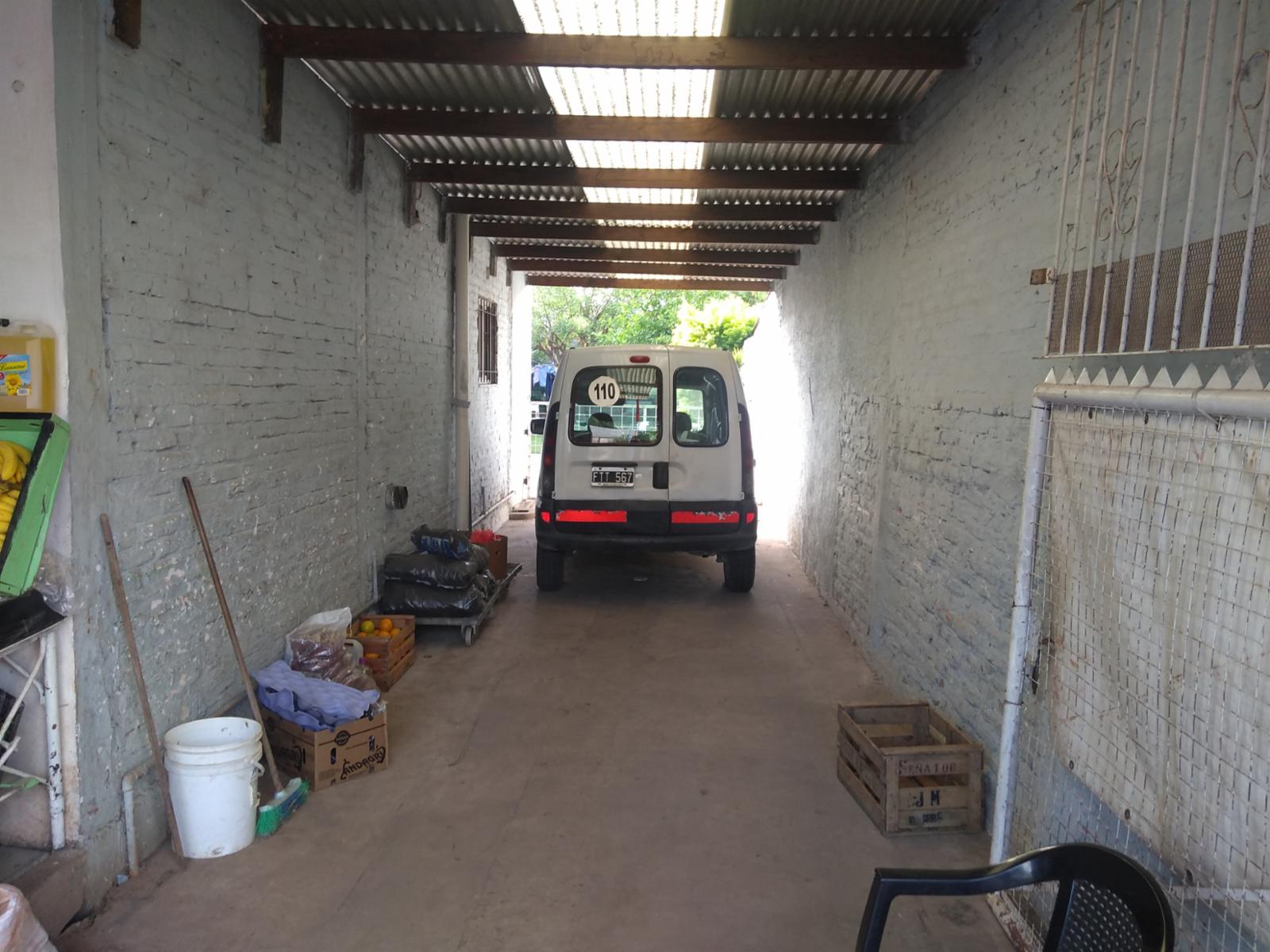 EXCELENTE PROPIEDAD CASA DE TRES AMBIENTES CON LOCAL COMERCIAL ENTRADA DE AUTO PATIO Y FONDO LIBRE — foto 4
