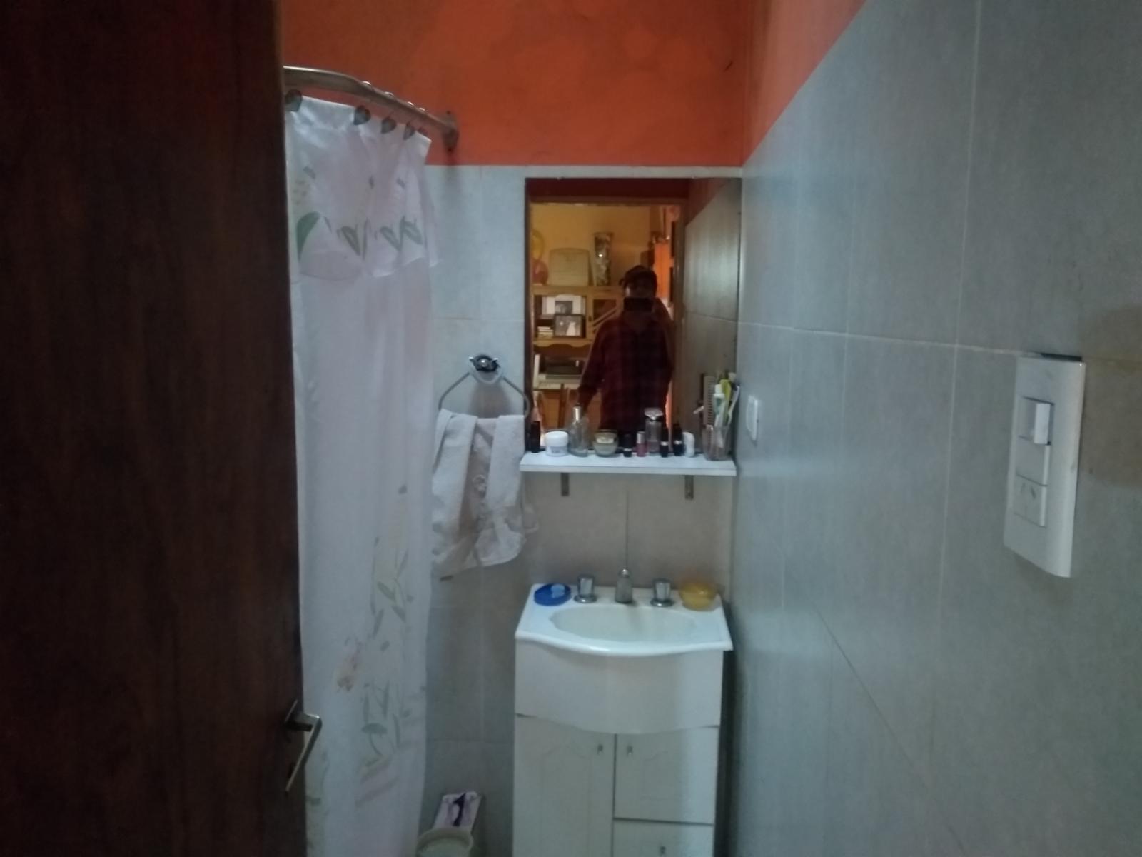 EXCELENTE PROPIEDAD CASA DE TRES AMBIENTES CON LOCAL COMERCIAL ENTRADA DE AUTO PATIO Y FONDO LIBRE — foto 5