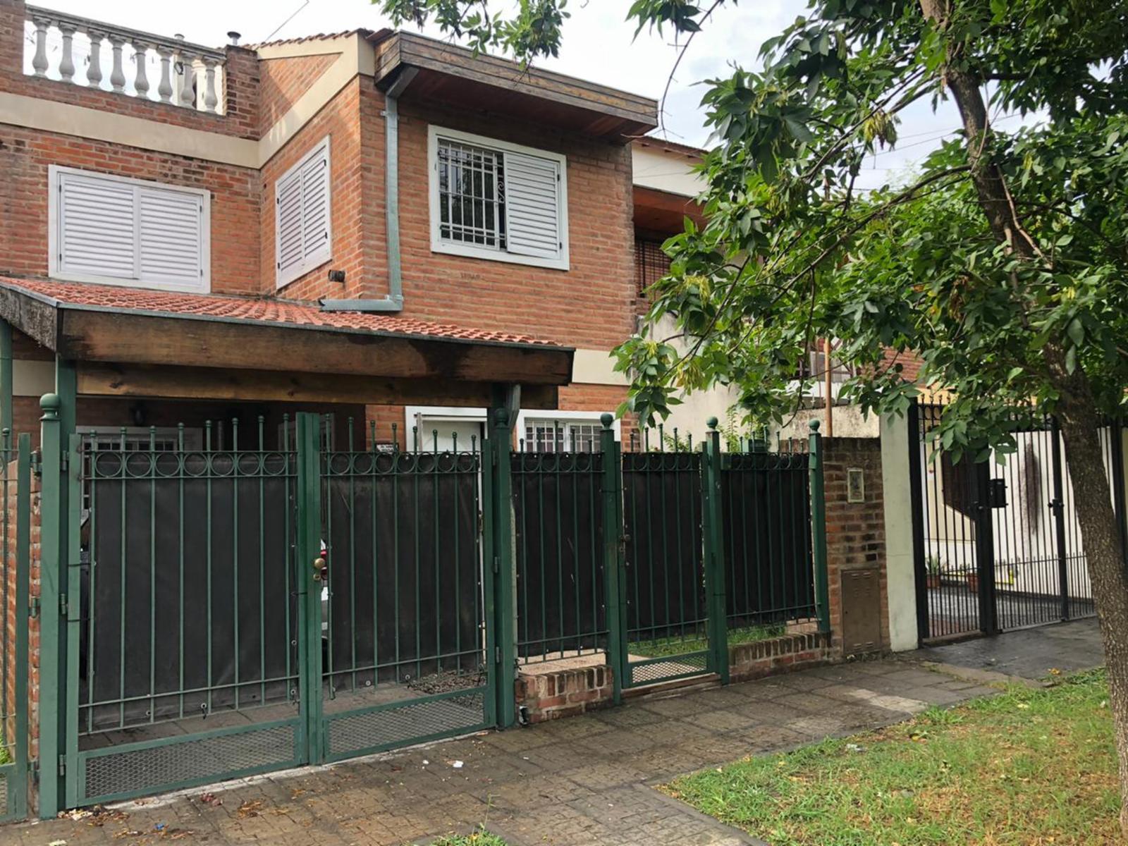 EXCELENTE PROPIEDAD DE TRES AMBIENTES CON GARAGE CUBIERTO JARDIN Y PATIO TERRAZA — foto 2