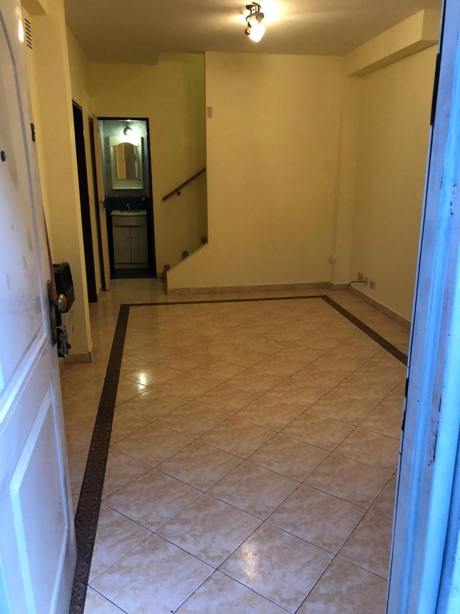 EXCELENTE PROPIEDAD DE TRES AMBIENTES CON GARAGE CUBIERTO JARDIN Y PATIO TERRAZA — foto 3