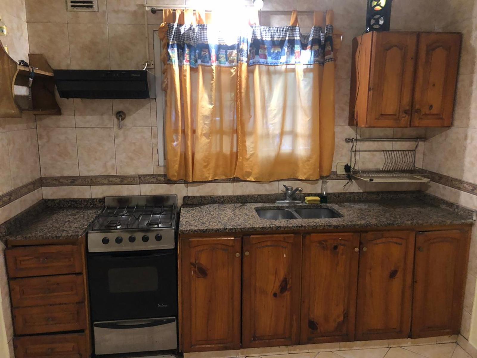 EXCELENTE PROPIEDAD DE TRES AMBIENTES CON GARAGE CUBIERTO JARDIN Y PATIO TERRAZA — foto 4
