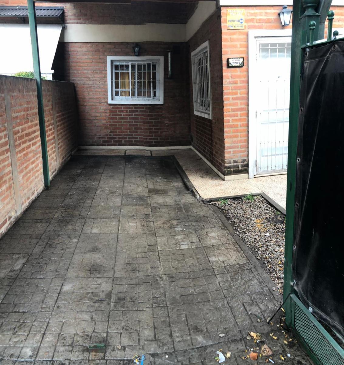 EXCELENTE PROPIEDAD DE TRES AMBIENTES CON GARAGE CUBIERTO JARDIN Y PATIO TERRAZA — foto 5