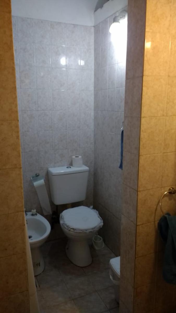 EXCELENTE PROPIEDAD UBICADO EN EL CENTRO DE GARIN, DEPARTAMENTO DOS AMBIENTES Y MEDIO AMPLIO EN PRIMER PISO, COCHERA CUBIERTA, PATIO PARQUE, PARRILLA, — foto 5