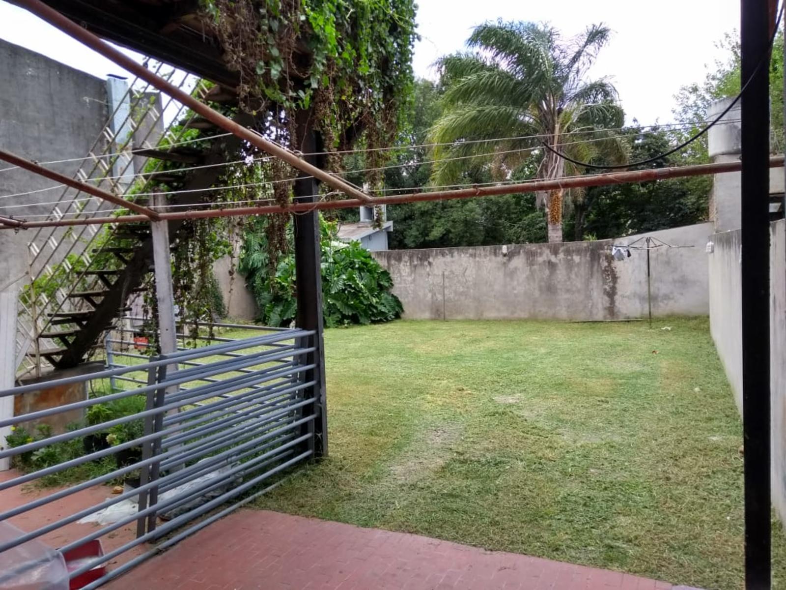 EXCELENTE PROPIEDAD UBICADO EN EL CENTRO DE GARIN, DEPARTAMENTO DOS AMBIENTES Y MEDIO AMPLIO EN PRIMER PISO, COCHERA CUBIERTA, PATIO PARQUE, PARRILLA, — foto 7