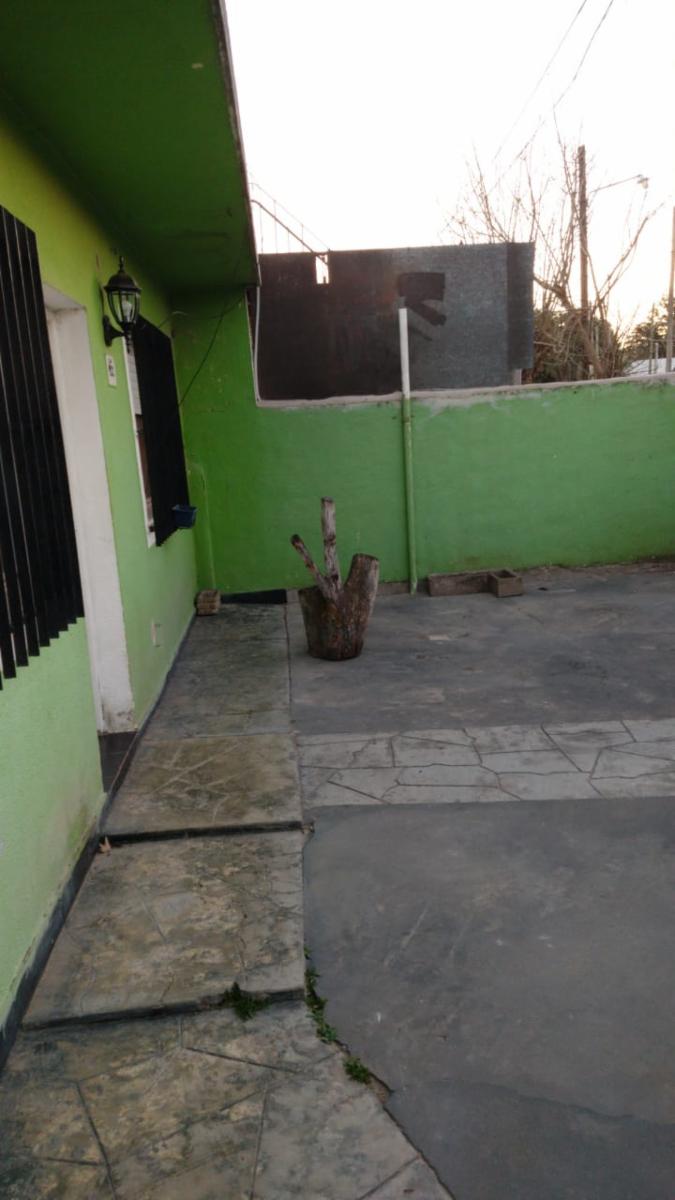 EXCELENTE PROPIEDAD DE TRES AMBIENTES MAS DOS DEPARTAMENTOS DE DOS AMBIENTES CON ENTRADA DE AUTO — foto 2