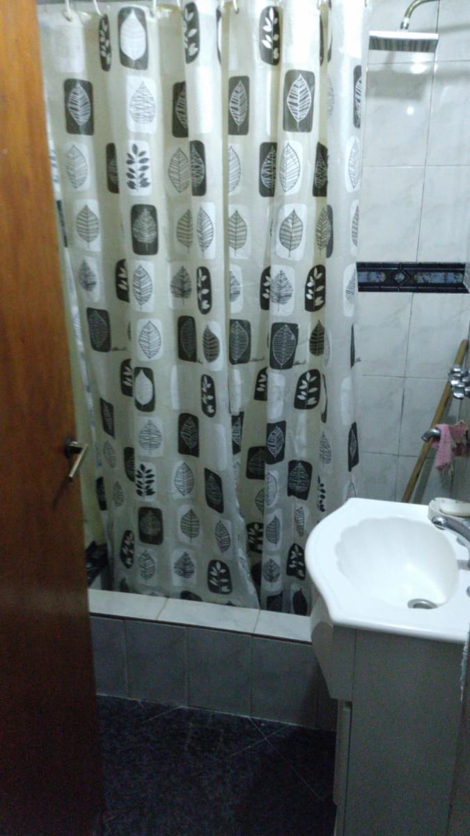 EXCELENTE PROPIEDAD DE TRES AMBIENTES MAS DOS DEPARTAMENTOS DE DOS AMBIENTES CON ENTRADA DE AUTO — foto 5