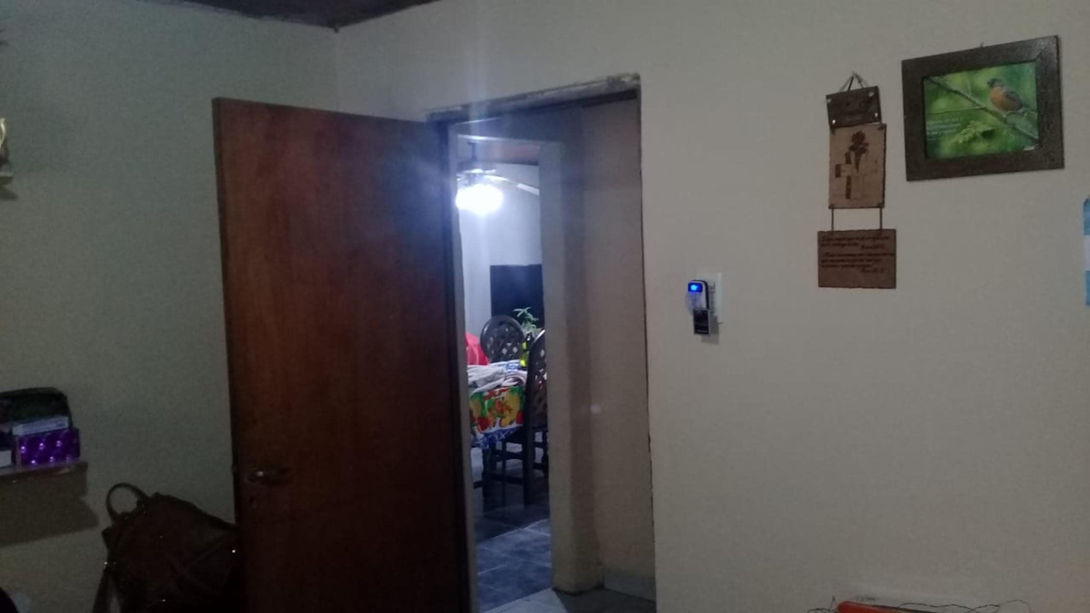 EXCELENTE PROPIEDAD CASA TRES AMBIENTES CON ENTRADA DE AUTO JARDIN PATIO Y FONDO LIBRE — foto 2