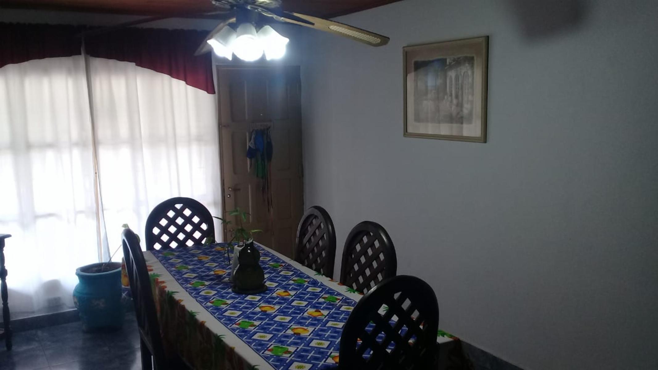 EXCELENTE PROPIEDAD CASA TRES AMBIENTES CON ENTRADA DE AUTO JARDIN PATIO Y FONDO LIBRE — foto 5