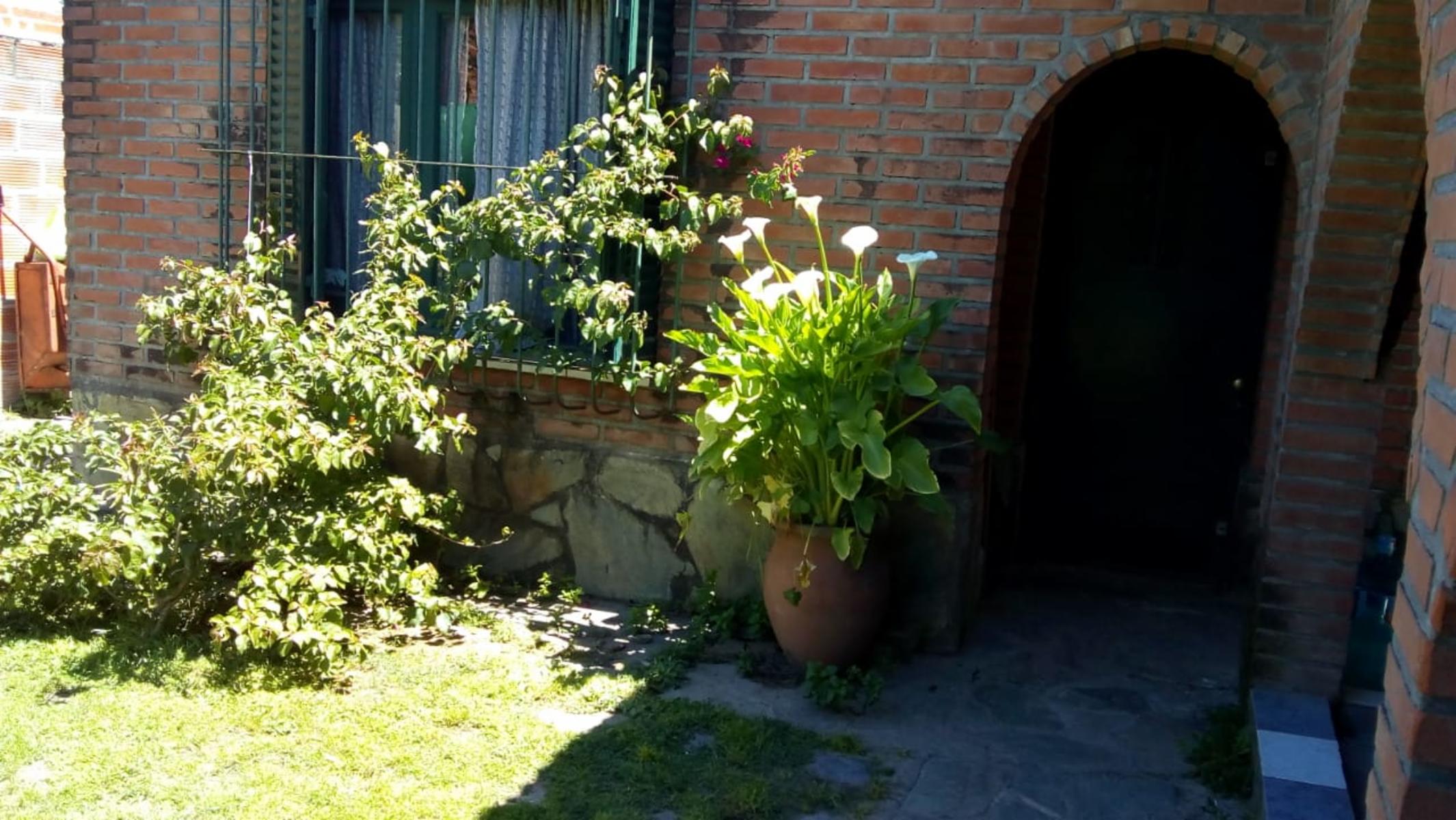 EXCELENTE PROPIEDAD DE TRES AMBIENTES CON AMPLIO PATIO Y JARDIN MAS UN DEPARTAMENTO DE DOS AMBIENTES, TERRENO DE 10 POR 41 PARQUIZADO — foto 2