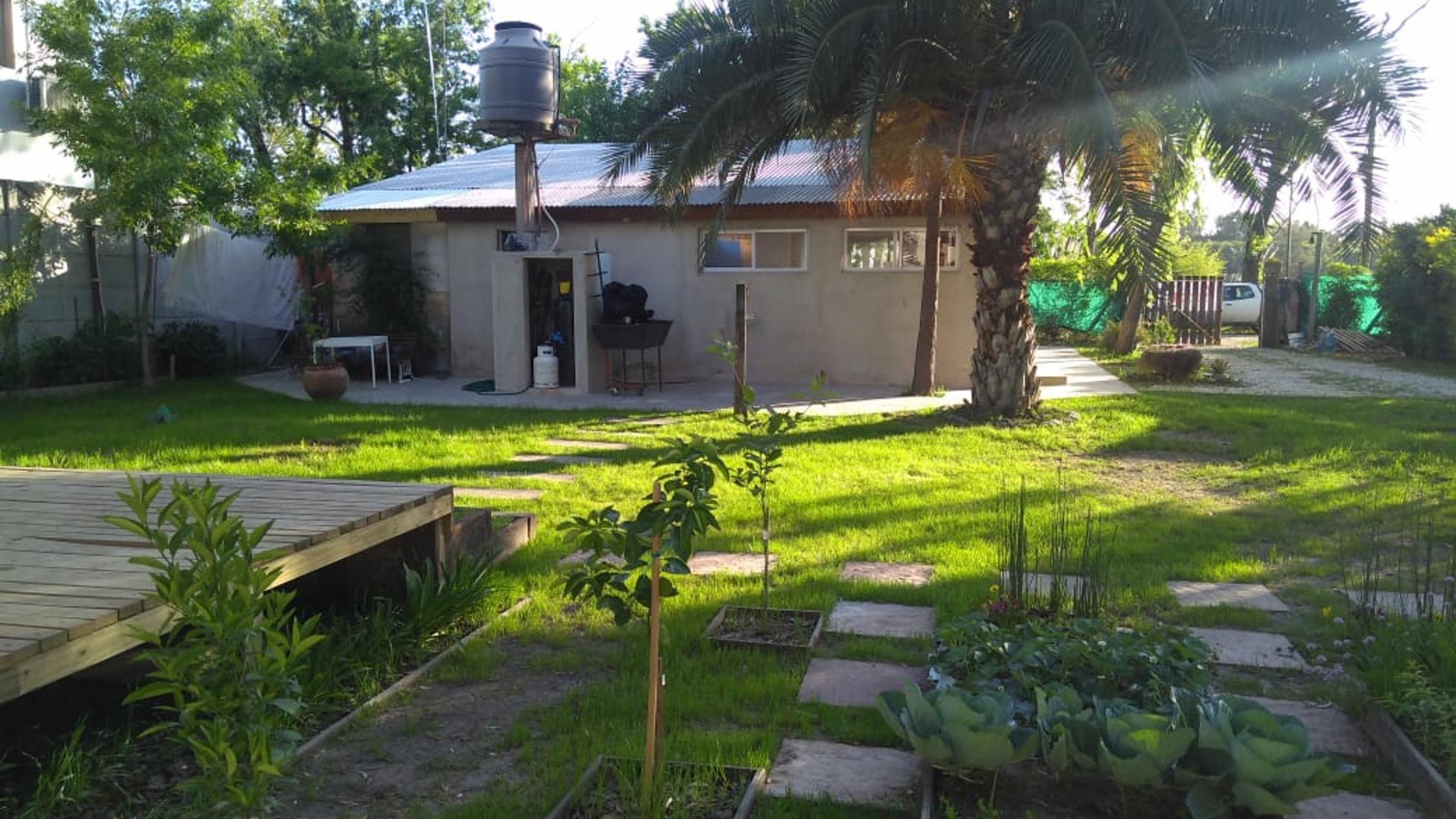 EXCELENTE PROPIEDAD DE CUATRO AMBIENTES CON PARQUE JARDIN GALPON DE HERRAMIENTAS CUARTO Y DE HUESPEDES ENTRADA DE AUTO — foto 2