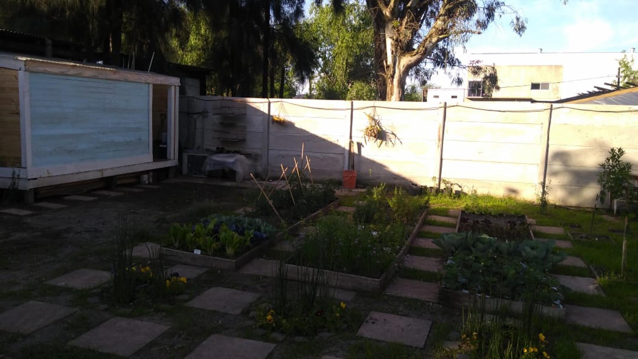 EXCELENTE PROPIEDAD DE CUATRO AMBIENTES CON PARQUE JARDIN GALPON DE HERRAMIENTAS CUARTO Y DE HUESPEDES ENTRADA DE AUTO — foto 3