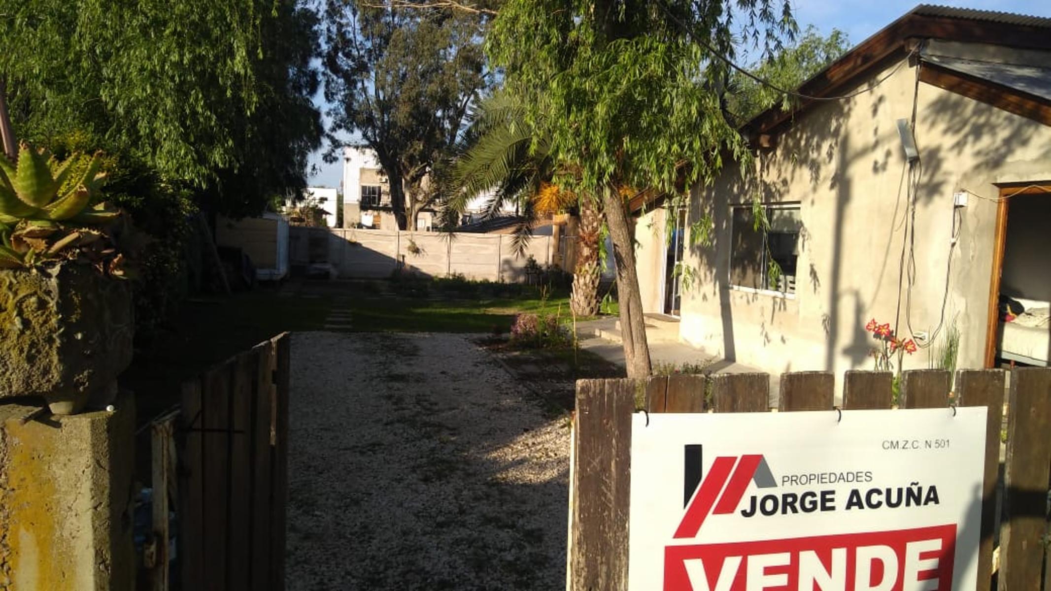 EXCELENTE PROPIEDAD DE CUATRO AMBIENTES CON PARQUE JARDIN GALPON DE HERRAMIENTAS CUARTO Y DE HUESPEDES ENTRADA DE AUTO — foto 4