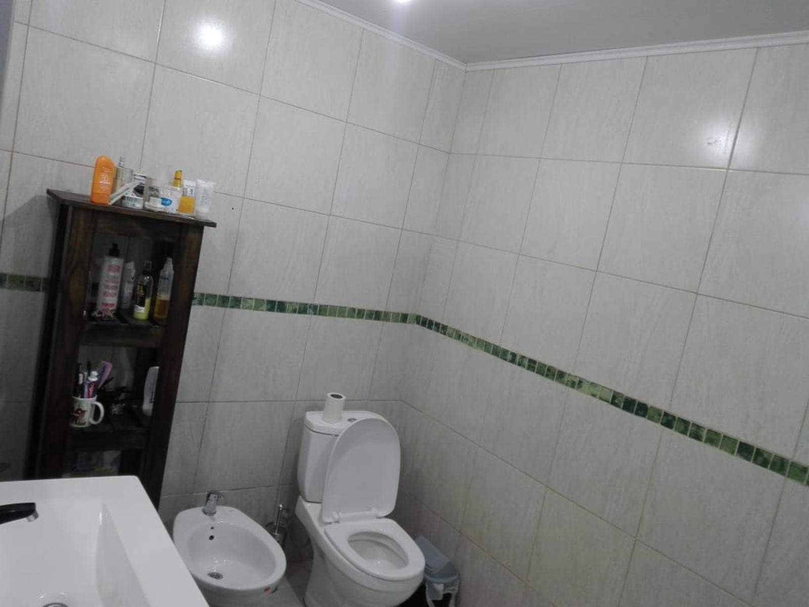 EXCELENTE PROPIEDAD DE CUATRO AMBIENTES CON LOCAL GARAGE PATIO BALCON Y DOS BAÑOS TODOS A EXTRENAR — foto 4