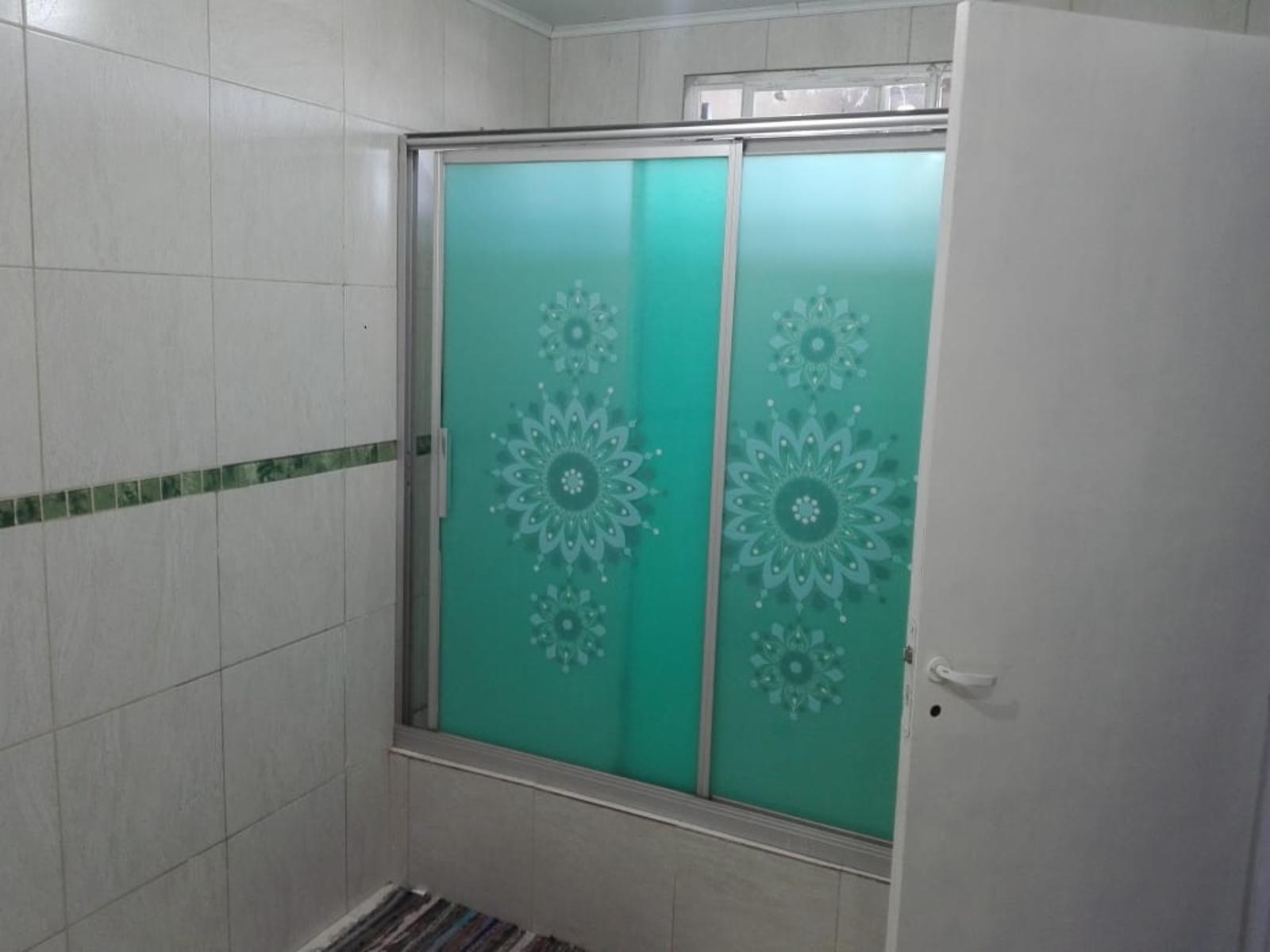 EXCELENTE PROPIEDAD DE CUATRO AMBIENTES CON LOCAL GARAGE PATIO BALCON Y DOS BAÑOS TODOS A EXTRENAR — foto 5