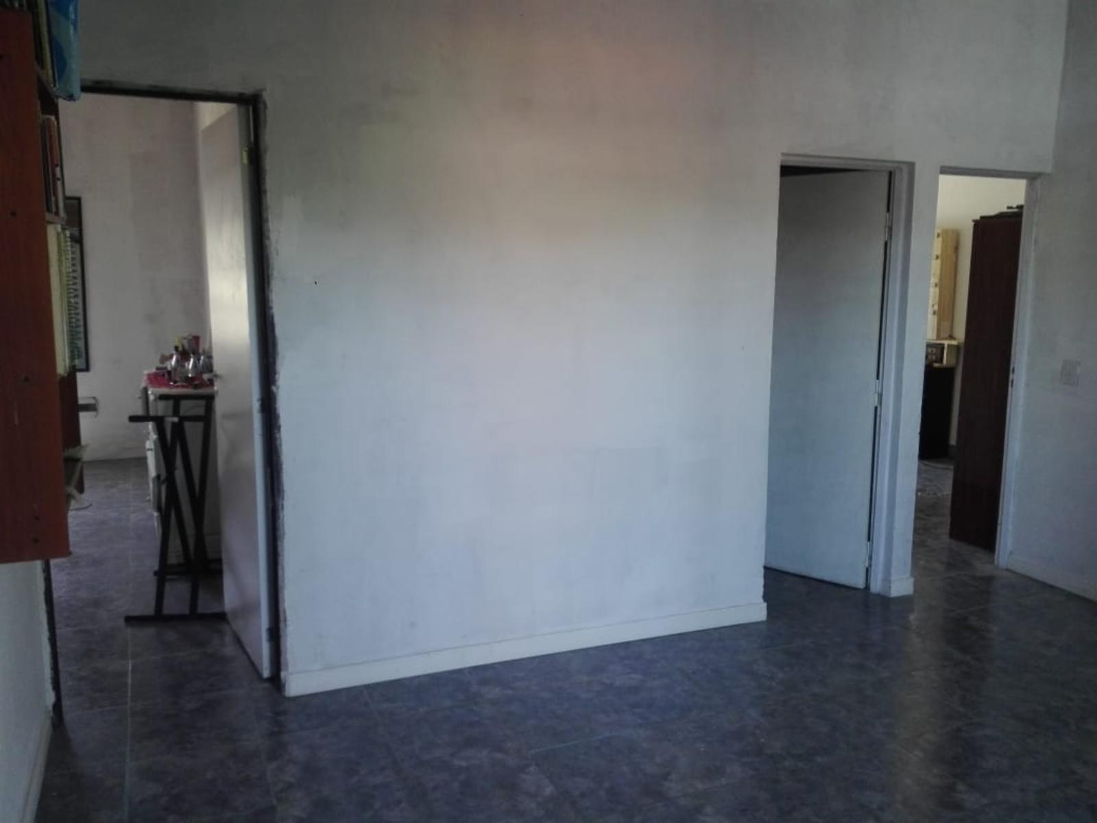 EXCELENTE PROPIEDAD DE CUATRO AMBIENTES CON LOCAL GARAGE PATIO BALCON Y DOS BAÑOS TODOS A EXTRENAR — foto 7