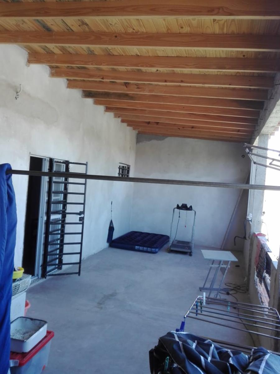 EXCELENTE PROPIEDAD DE CUATRO AMBIENTES CON LOCAL GARAGE PATIO BALCON Y DOS BAÑOS TODOS A EXTRENAR — foto 10