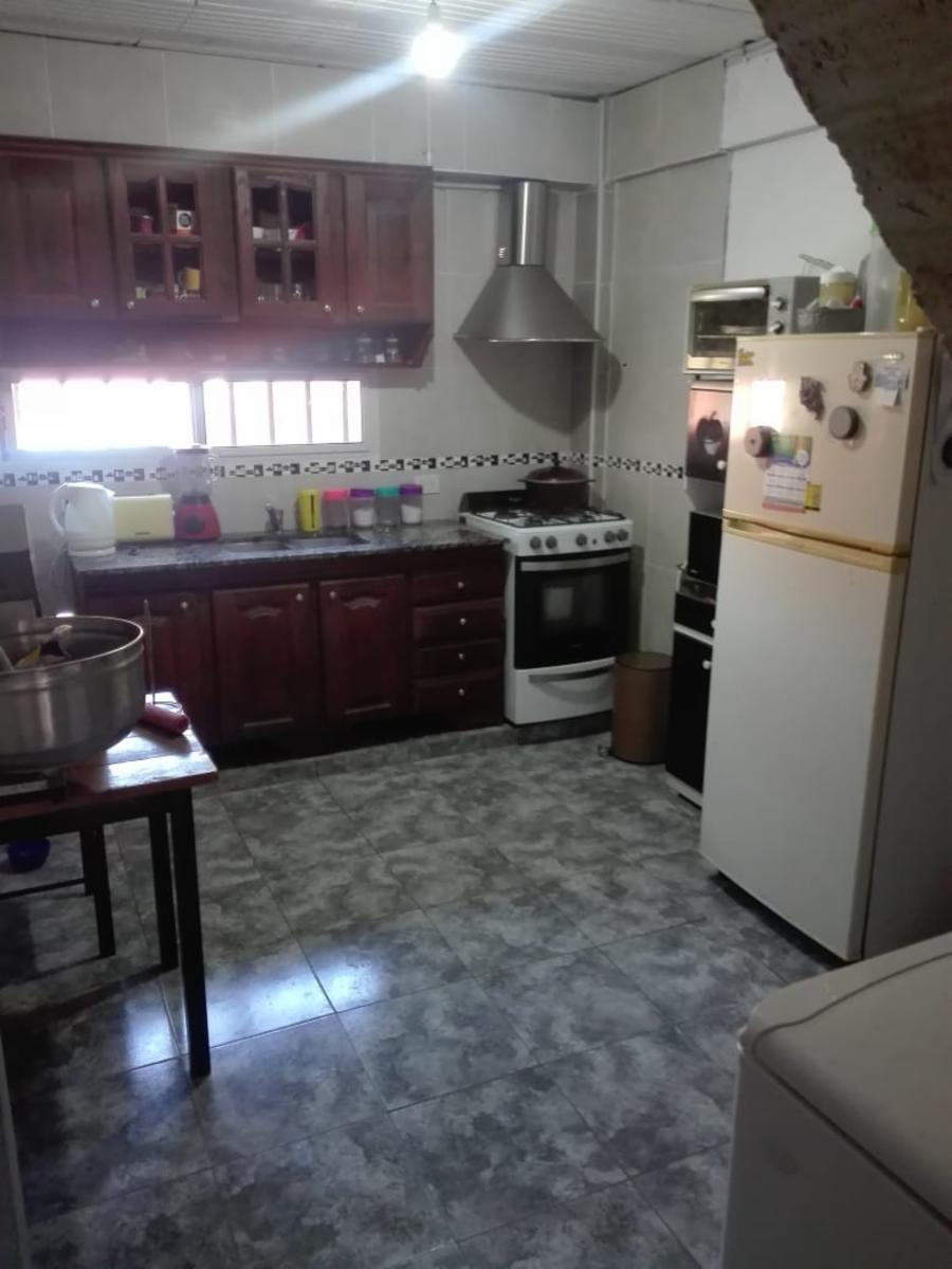 EXCELENTE PROPIEDAD DE CUATRO AMBIENTES CON LOCAL GARAGE PATIO BALCON Y DOS BAÑOS TODOS A EXTRENAR — foto 13