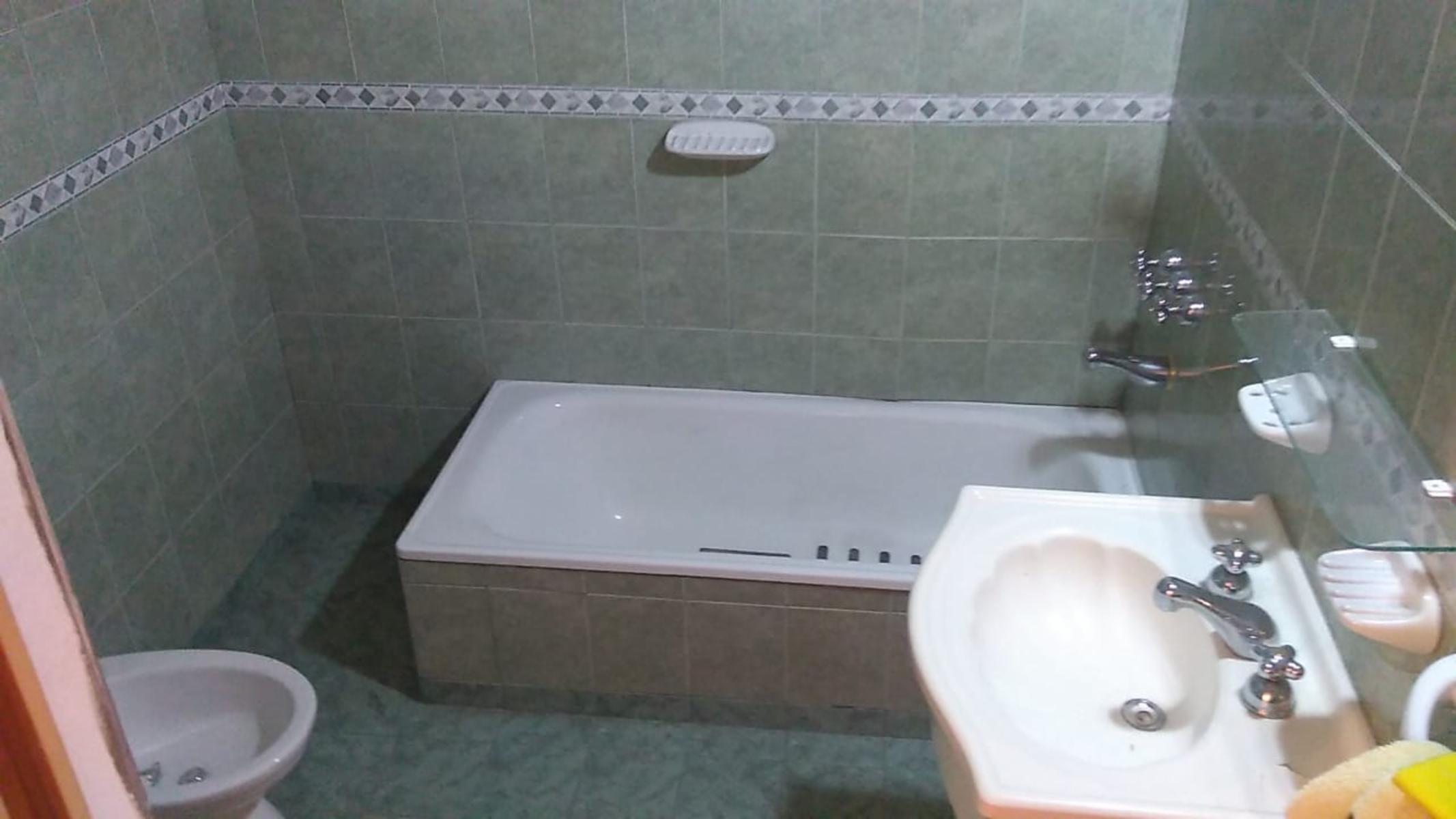EXCELENTE´PROPIEDAD MULTIFAMILIAR VIVIENDA AL FRENTE DE DOS AMBIENTES ENTRADA DE AUTO PATIO PARRILLA Y AL FONDO OTRA VIVIENDA DE DOS AMBENTES — foto 2