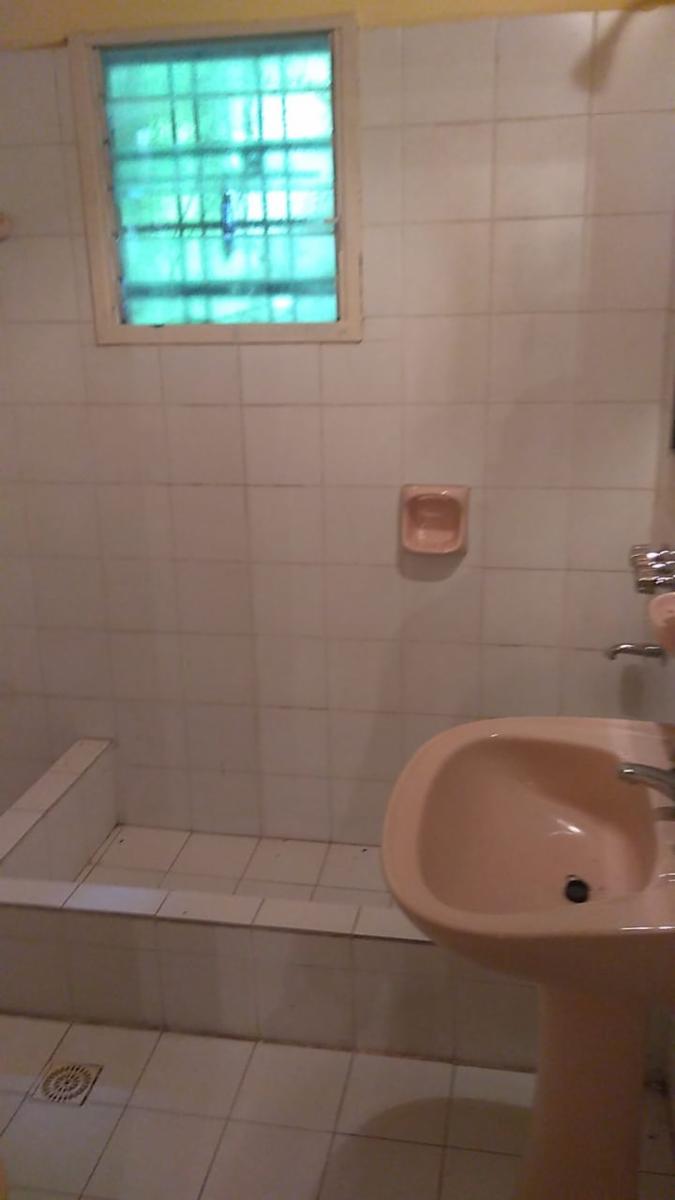 EXCELENTE´PROPIEDAD MULTIFAMILIAR VIVIENDA AL FRENTE DE DOS AMBIENTES ENTRADA DE AUTO PATIO PARRILLA Y AL FONDO OTRA VIVIENDA DE DOS AMBENTES — foto 3