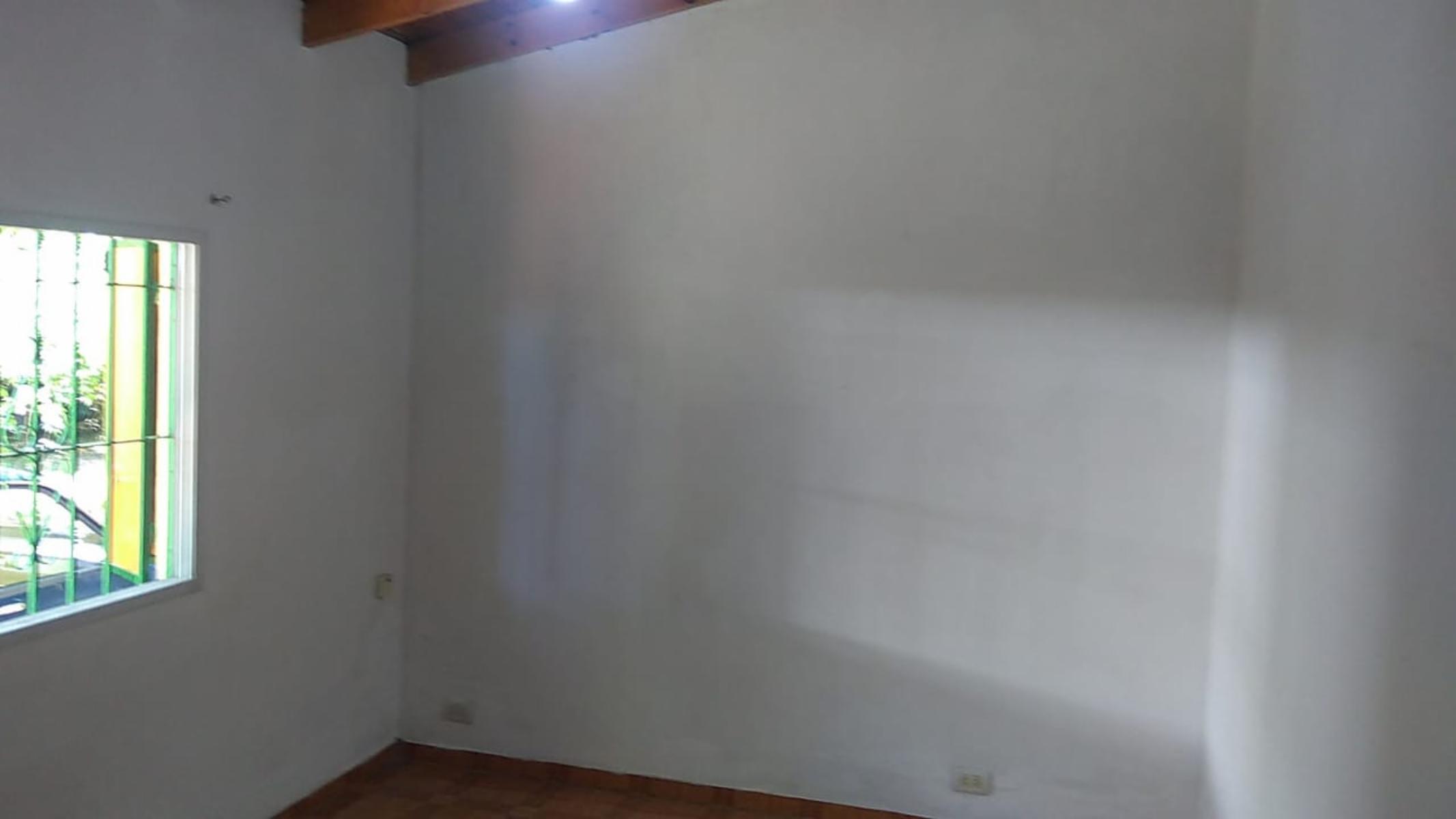 EXCELENTE´PROPIEDAD MULTIFAMILIAR VIVIENDA AL FRENTE DE DOS AMBIENTES ENTRADA DE AUTO PATIO PARRILLA Y AL FONDO OTRA VIVIENDA DE DOS AMBENTES — foto 4