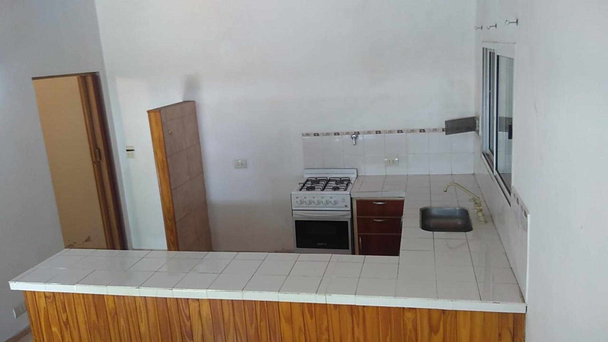 EXCELENTE´PROPIEDAD MULTIFAMILIAR VIVIENDA AL FRENTE DE DOS AMBIENTES ENTRADA DE AUTO PATIO PARRILLA Y AL FONDO OTRA VIVIENDA DE DOS AMBENTES — foto 6