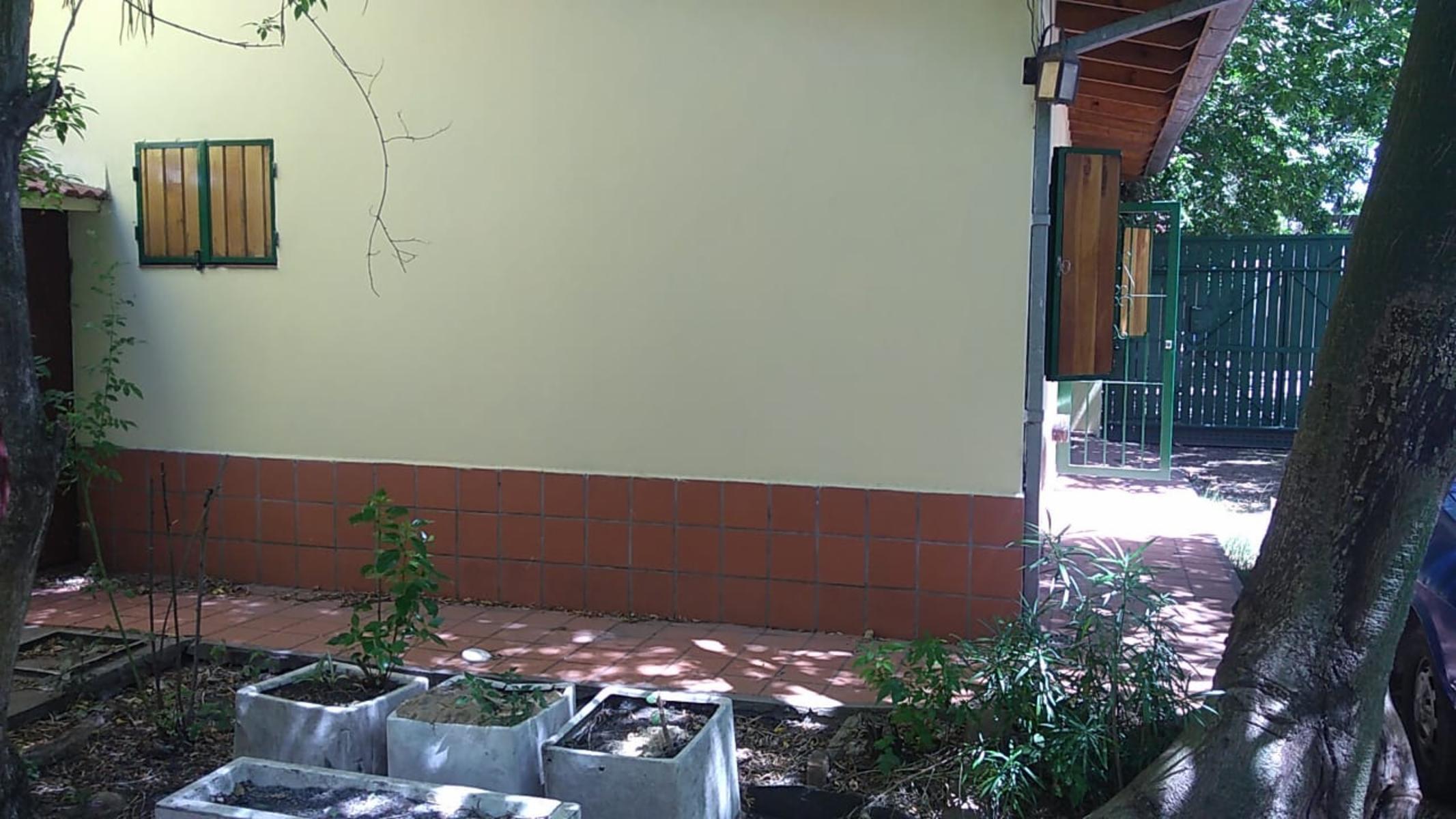 EXCELENTE´PROPIEDAD MULTIFAMILIAR VIVIENDA AL FRENTE DE DOS AMBIENTES ENTRADA DE AUTO PATIO PARRILLA Y AL FONDO OTRA VIVIENDA DE DOS AMBENTES — foto 7