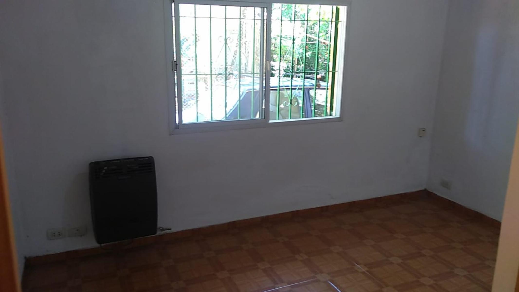 EXCELENTE´PROPIEDAD MULTIFAMILIAR VIVIENDA AL FRENTE DE DOS AMBIENTES ENTRADA DE AUTO PATIO PARRILLA Y AL FONDO OTRA VIVIENDA DE DOS AMBENTES — foto 9