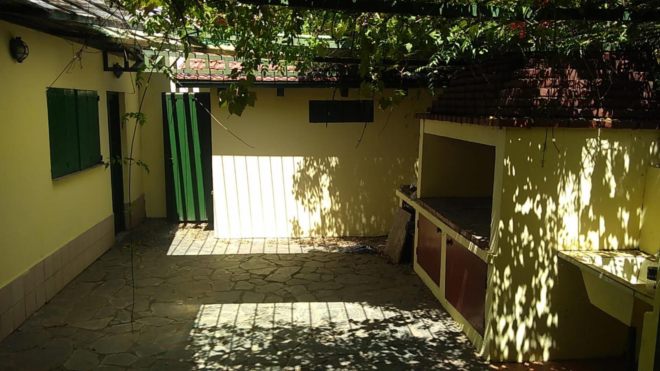 EXCELENTE´PROPIEDAD MULTIFAMILIAR VIVIENDA AL FRENTE DE DOS AMBIENTES ENTRADA DE AUTO PATIO PARRILLA Y AL FONDO OTRA VIVIENDA DE DOS AMBENTES — foto 12
