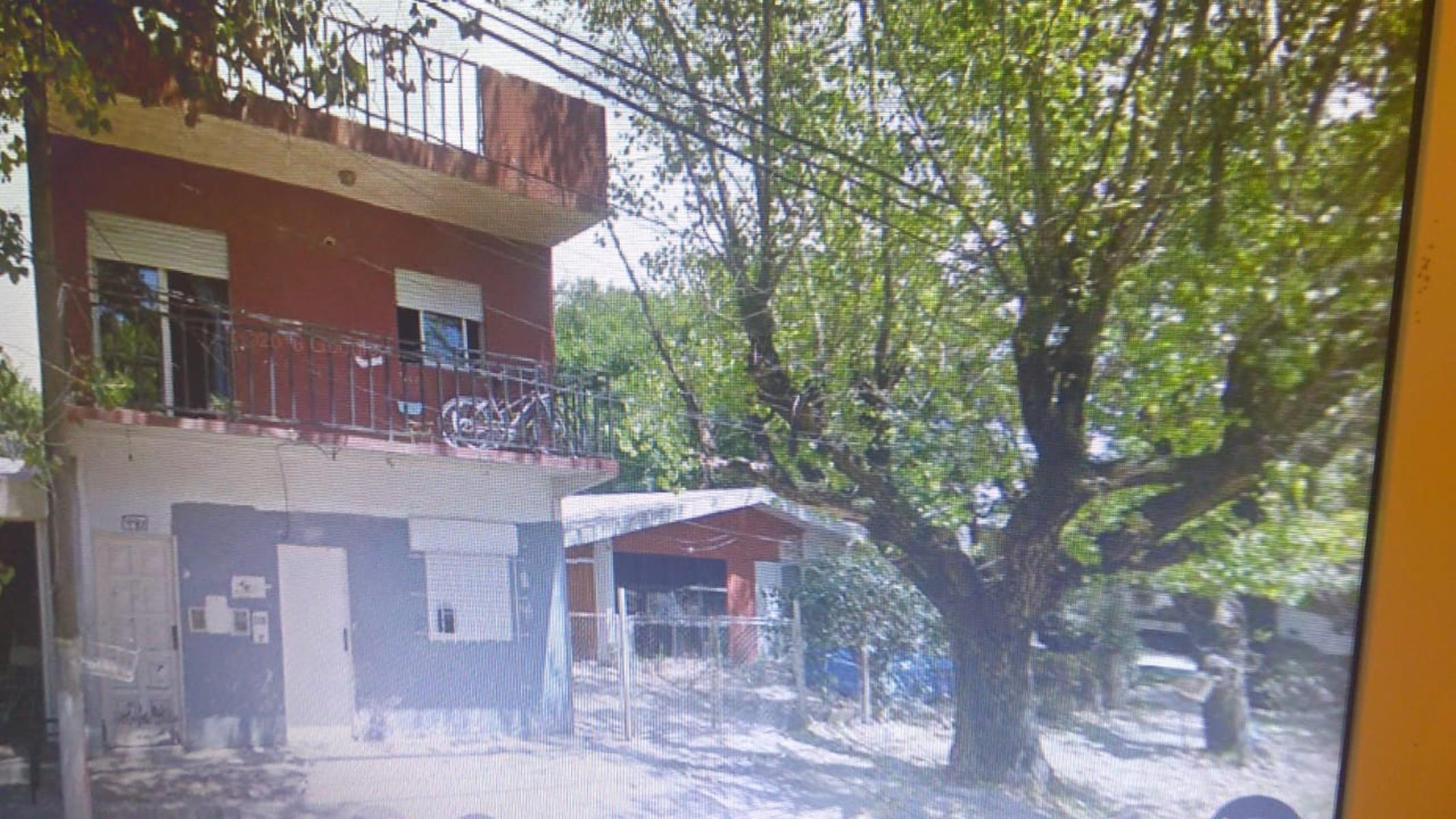EXCELENTE PROPIEDAD CON UNA CASA Y DOS DEPARTAMENTOS IDEAL PARA INERSION EN GARIN