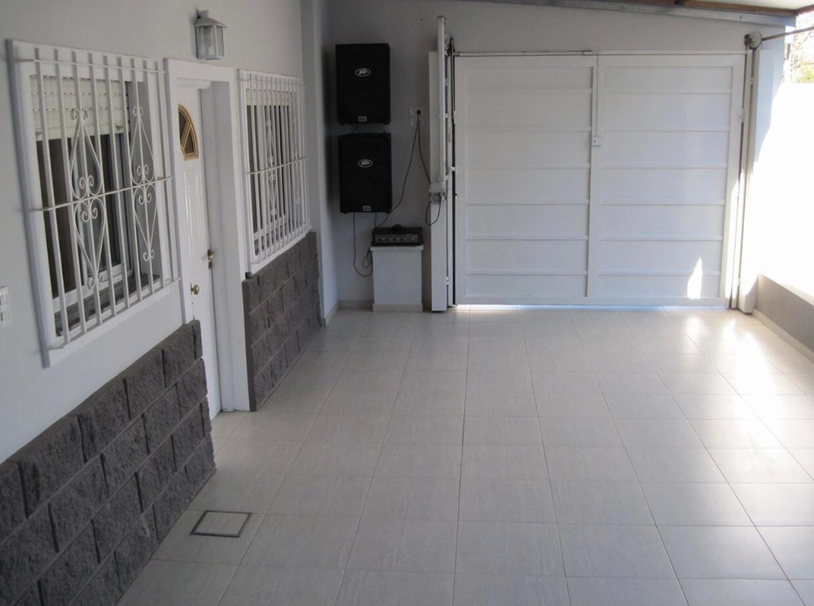 EXCELENTE PROPIEDAD DE CINCO AMBIENTES EN MUY BUEN ESTADO DE CONSERVACION Y UBICACION — foto 5