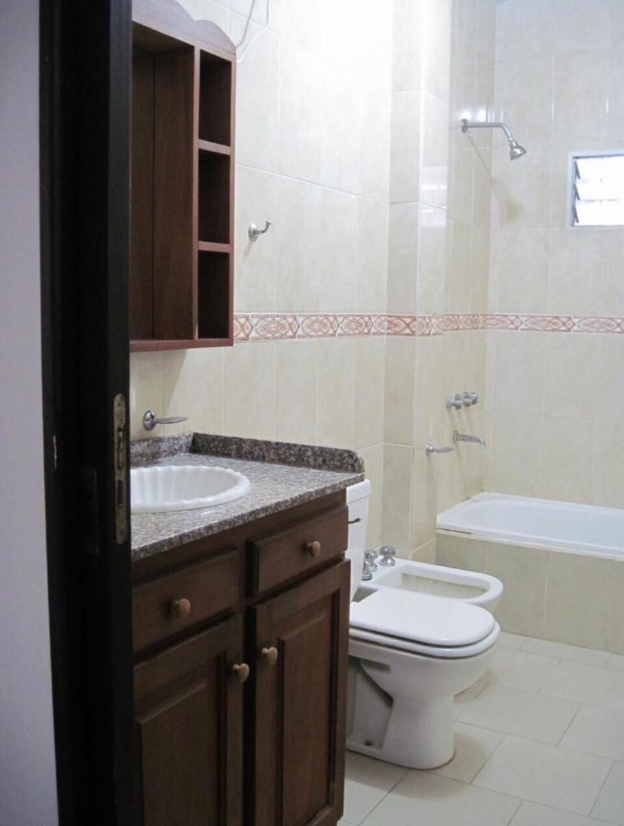 EXCELENTE PROPIEDAD DE CINCO AMBIENTES EN MUY BUEN ESTADO DE CONSERVACION Y UBICACION — foto 12