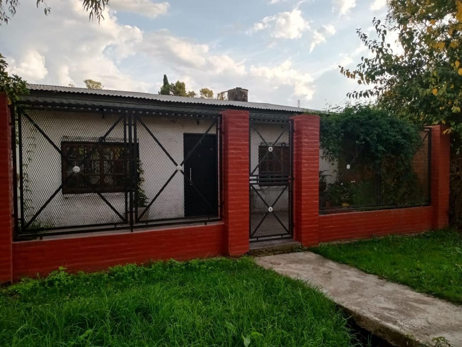 EXCELENTE PRPIEDAD CON DOS VIVIENDA DE TRES AMENTES CADA UNA CON PATIO JARDIN Y ENTRADA DE AUTO — foto 2