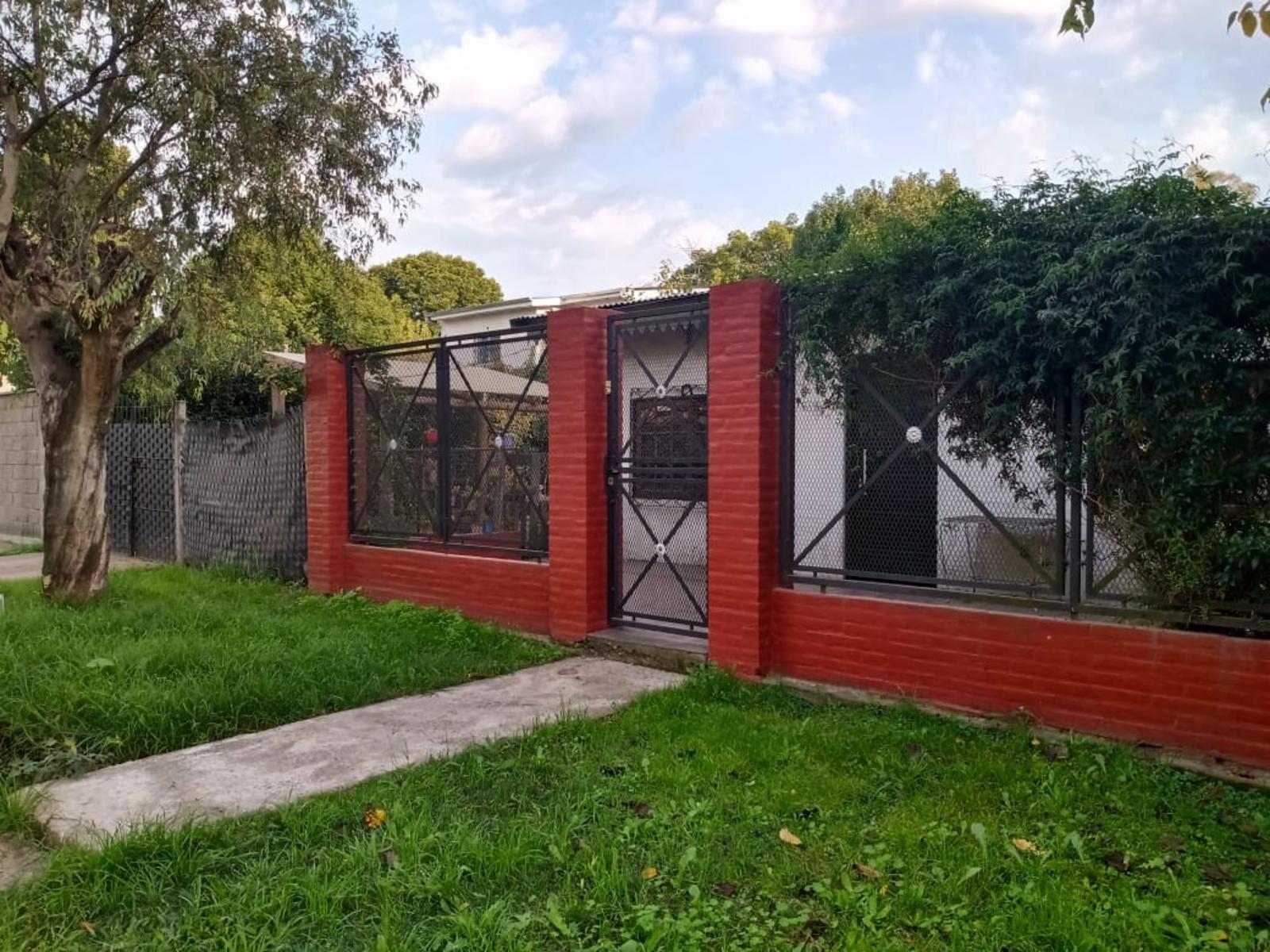 EXCELENTE PRPIEDAD CON DOS VIVIENDA DE TRES AMENTES CADA UNA CON PATIO JARDIN Y ENTRADA DE AUTO — foto 3